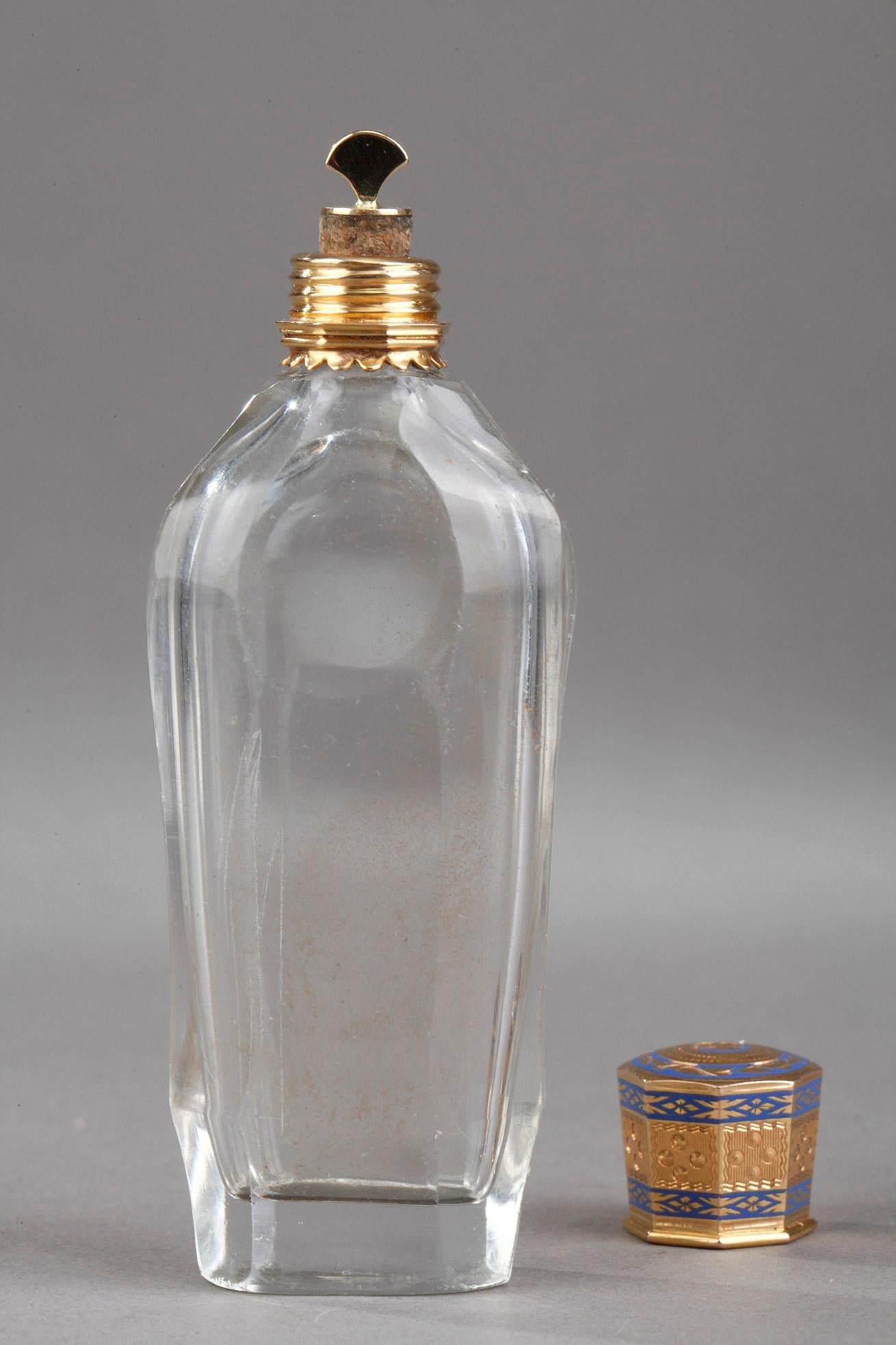 A blown crystal bottle with an octagonal stopper unscrewing in gold. The stopper is decorated with stylised motifs finely guilloché and enhanced with blue enamel.
19th century Gold hallmark.
1st Rooster (1798-1809)
Eagle's head in 18K gold
Crab.
H: