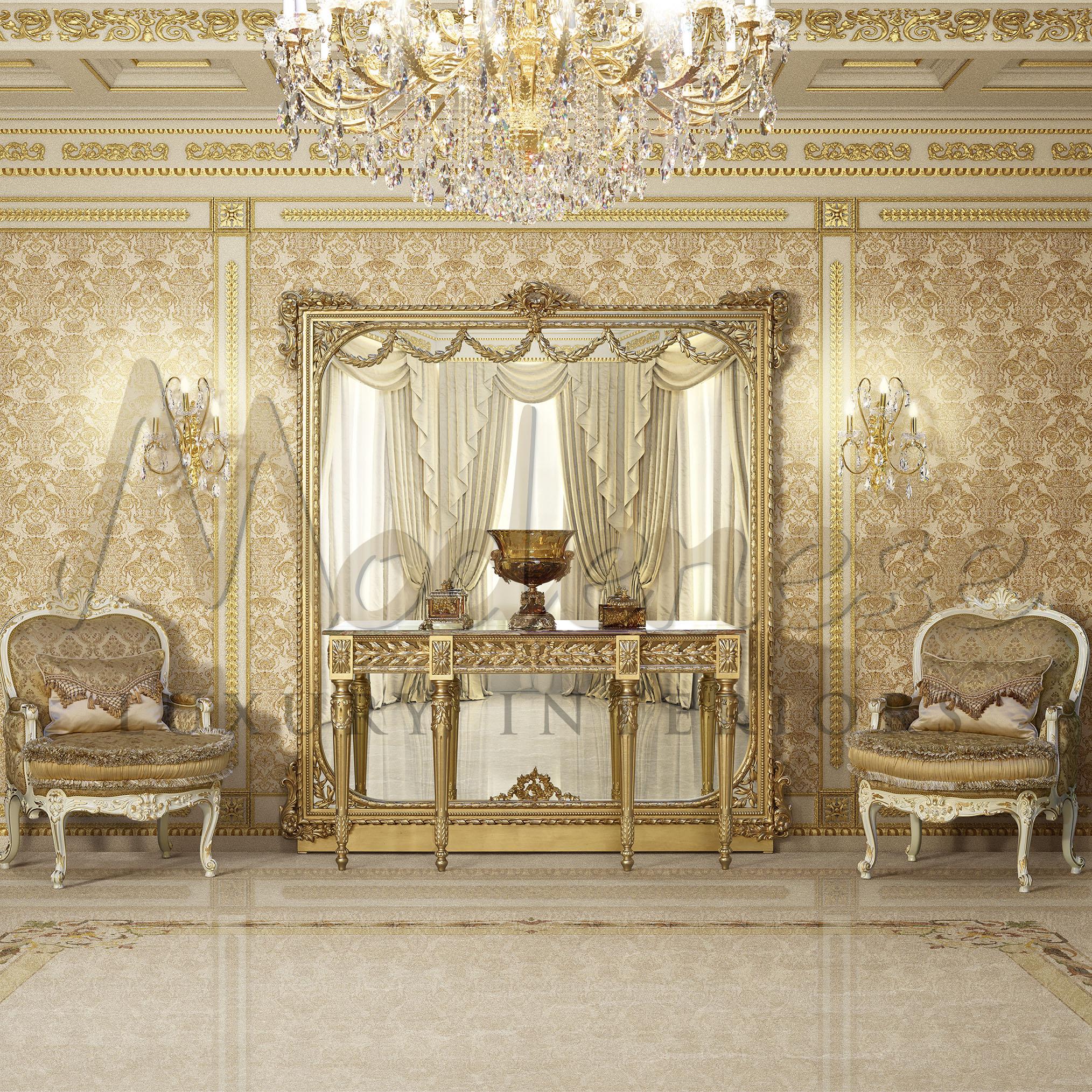 Console de salon avec une structure entièrement décorée à la feuille d'or produite par Modenese Gastone Interiors. Les quatre pieds de style empire sont sculptés de feuilles de laurier et présentent une forme mince et élégante, mais suffisamment