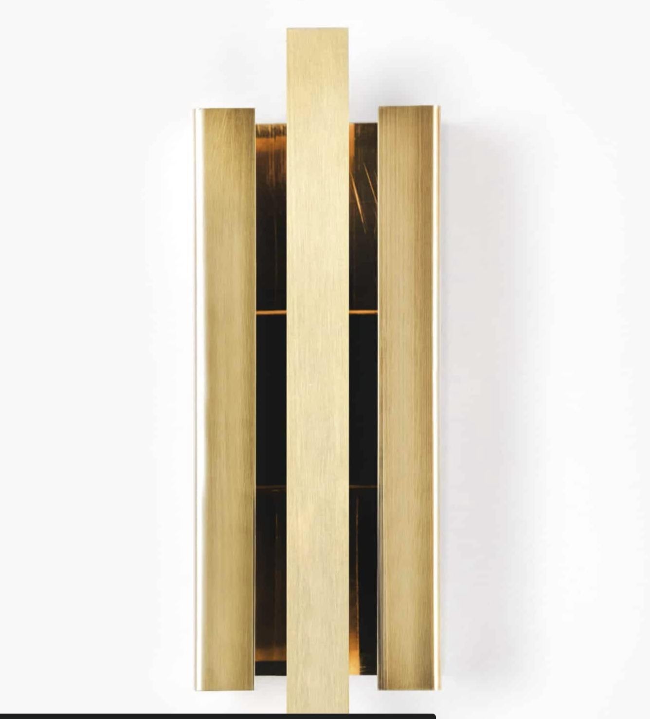 Scultura Empire Gold Light di Marie Jeunet
Dimensioni: D 8,5 x L 12 x H 35 cm
Materiali: Ottone spazzolato.


--MARIA JEUNET...
Dai nonni ai corniciai e ai produttori di illuminazione, un'infanzia trascorsa accanto al
laboratorio di un grande