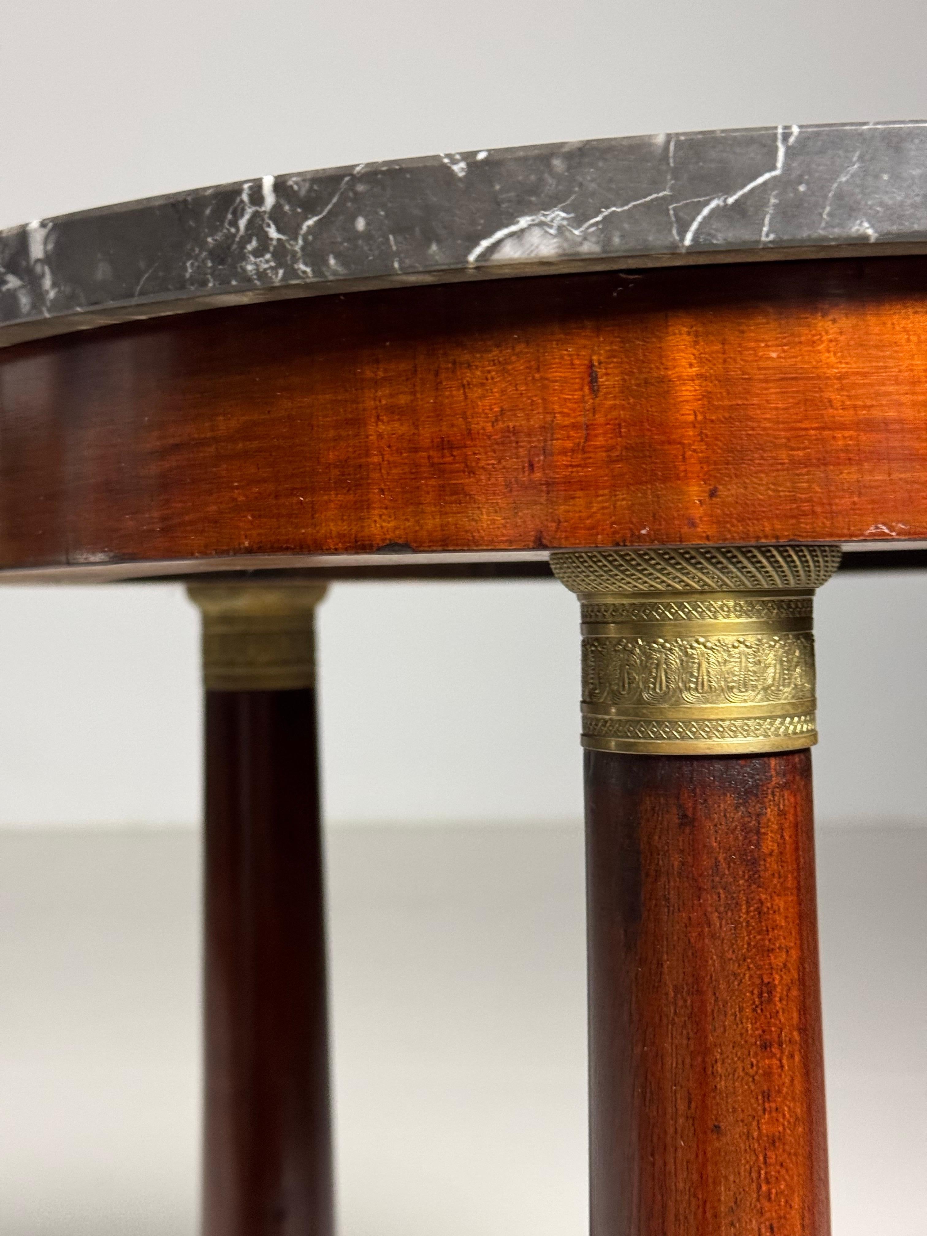 Table d'appoint / table basse Empire Gueridon antique. Début du 19e siècle. Avec des éléments en bronze doré. Placage d'acajou, avec plateau en marbre. En très bon état.

Dimensions : 63H x 49,5ø