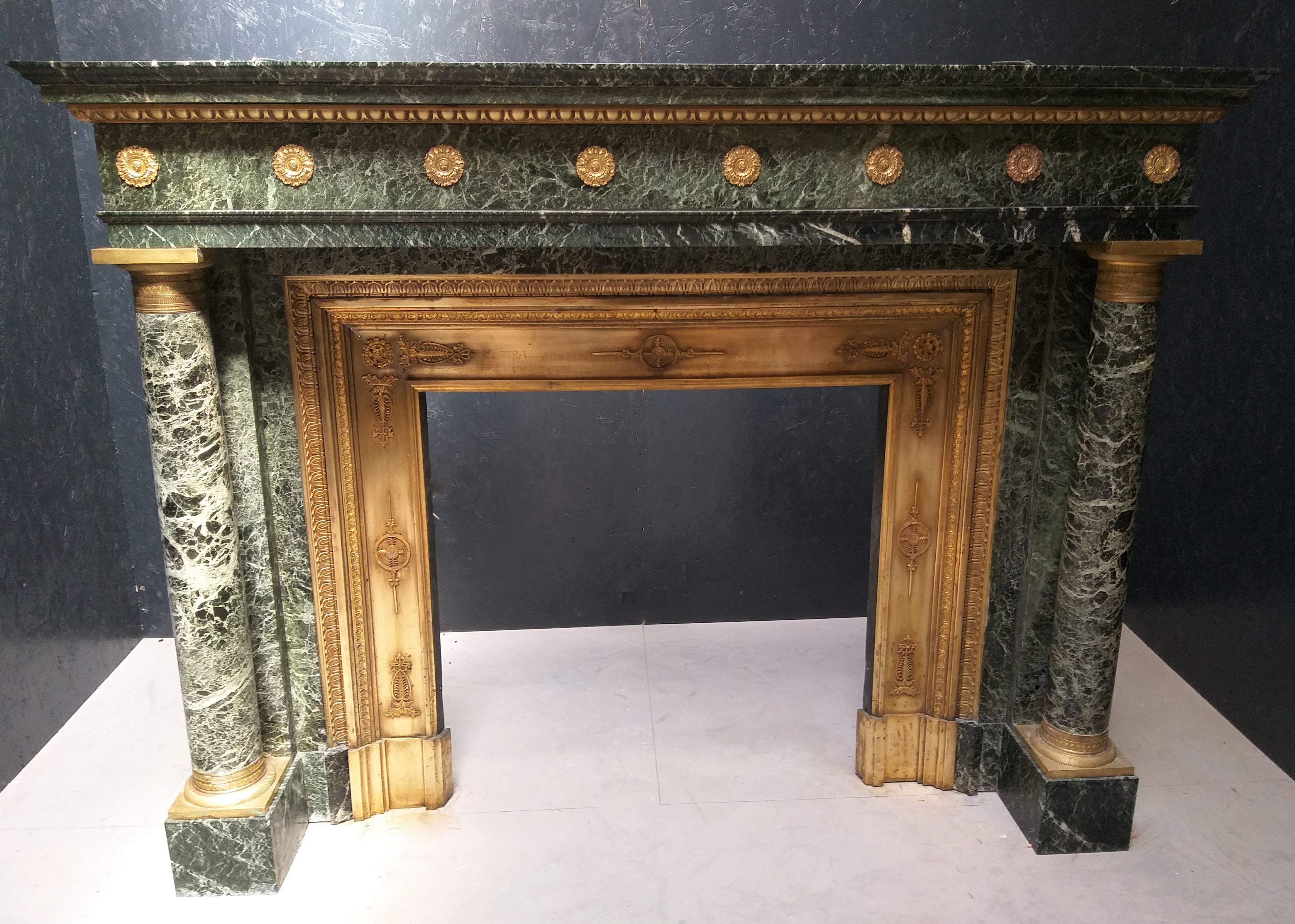 This excellent Empire II fireplace from the early 19th century belongs to the rare category of fireplaces with detached, full round, tapered columns, rare because of the technical skills required of the sculptor. The green marble, Patricia Vert is