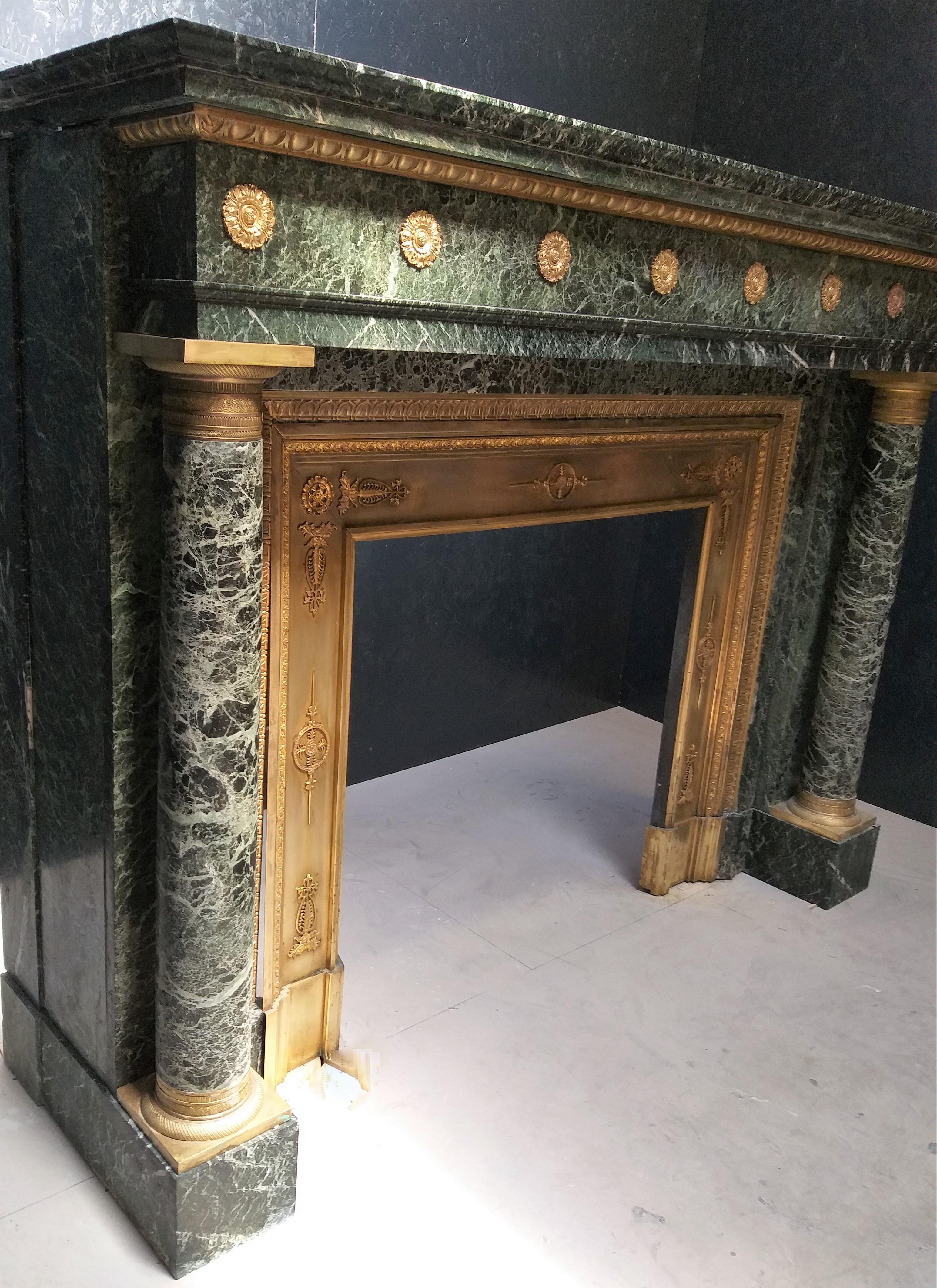 EMPIRE FIREPLACE, imposing and with its original insert In Good Condition For Sale In Gembloux, BE