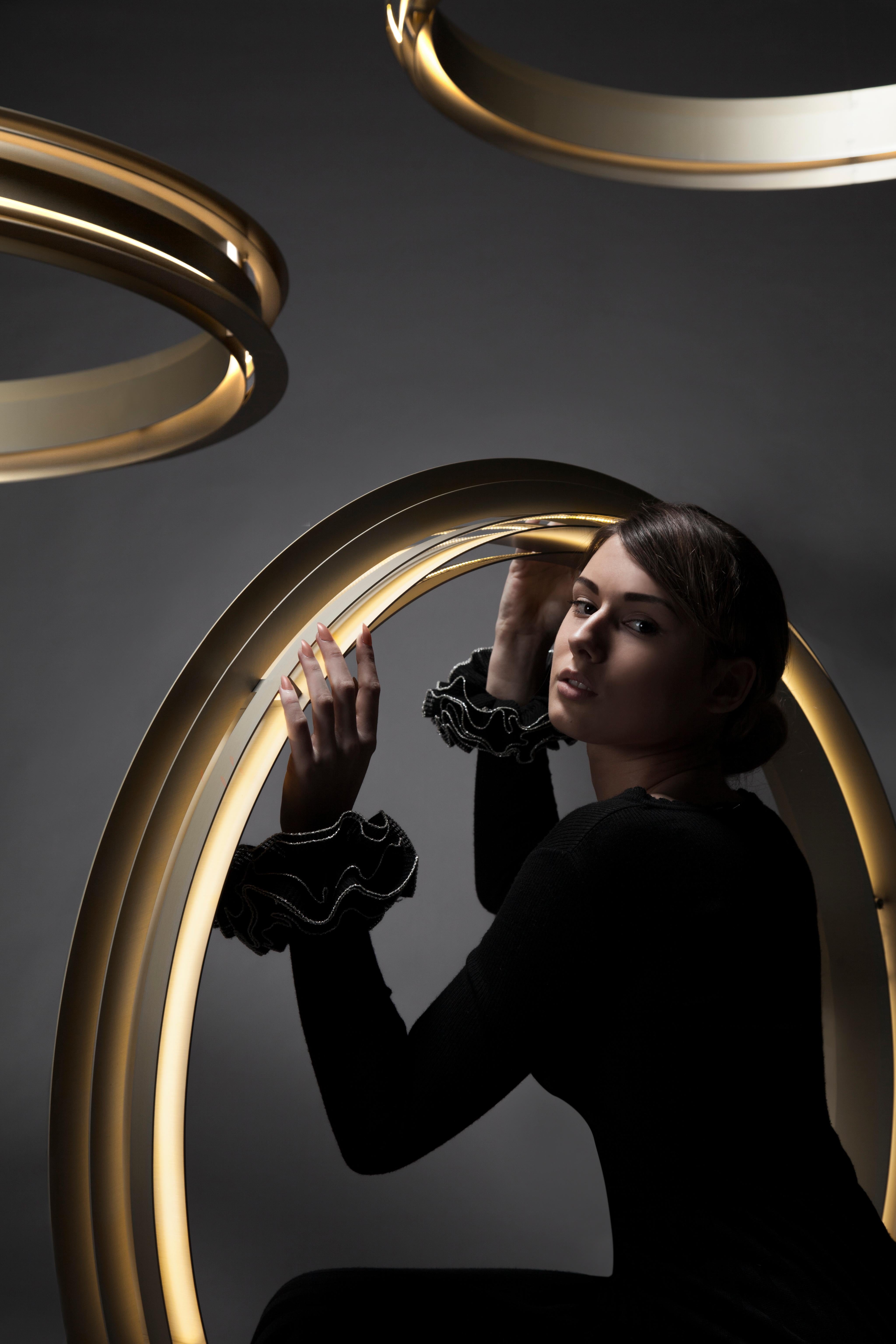 Lampada a sospensione Empire II grande in alluminio bronzo di JSPR in vendita 1