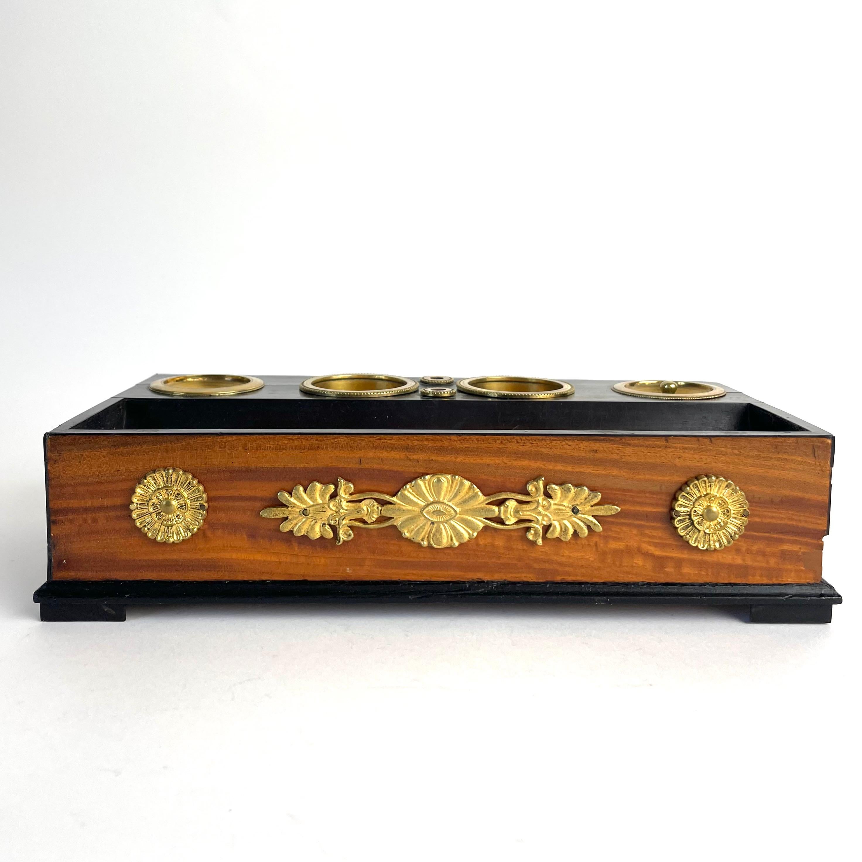Stile impero Calamaio Impero in mogano e noce con montature in bronzo dorato, 1820 circa in vendita