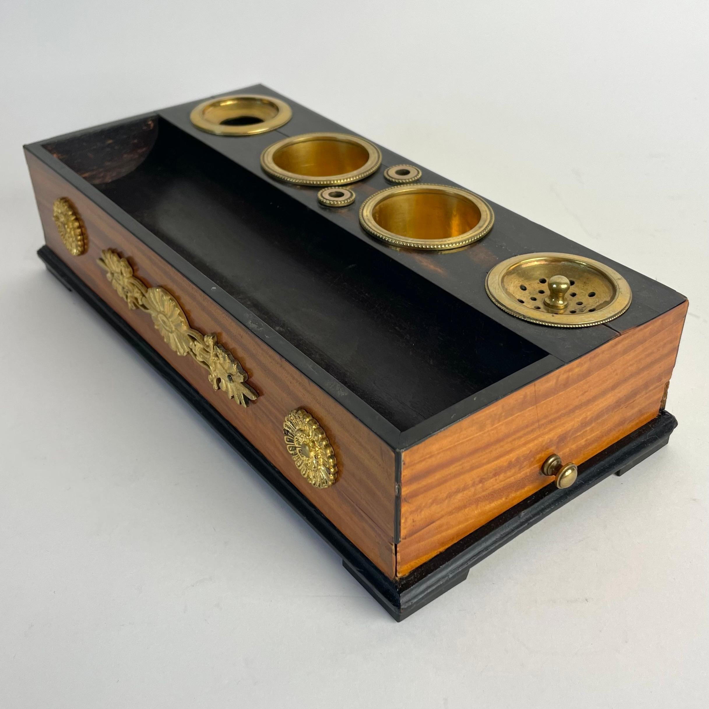 Francese Calamaio Impero in mogano e noce con montature in bronzo dorato, 1820 circa in vendita