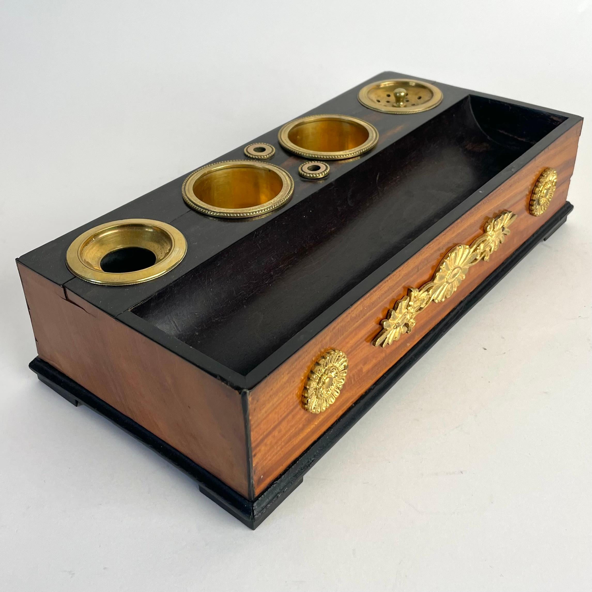 Dorato Calamaio Impero in mogano e noce con montature in bronzo dorato, 1820 circa in vendita