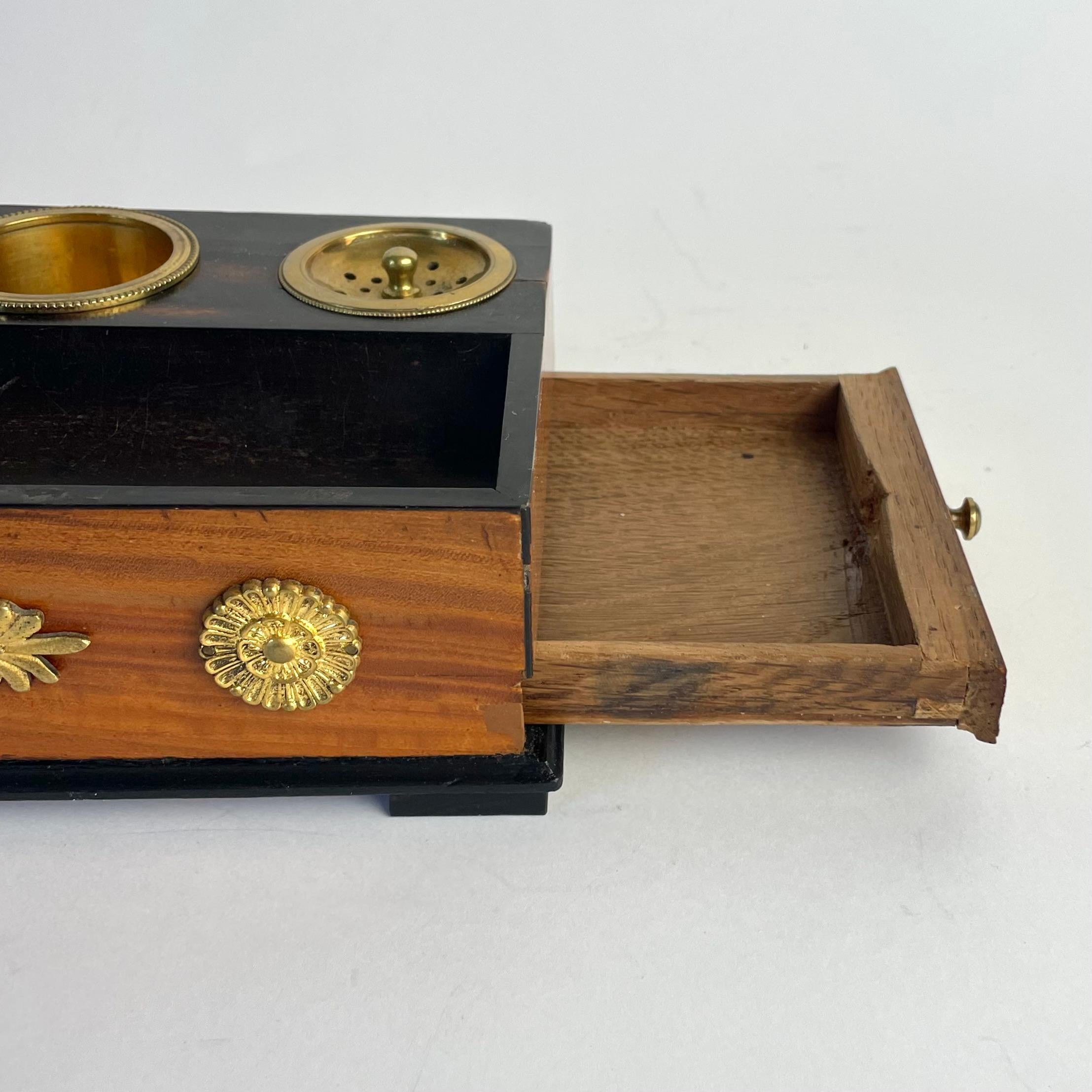 Inizio XIX secolo Calamaio Impero in mogano e noce con montature in bronzo dorato, 1820 circa in vendita