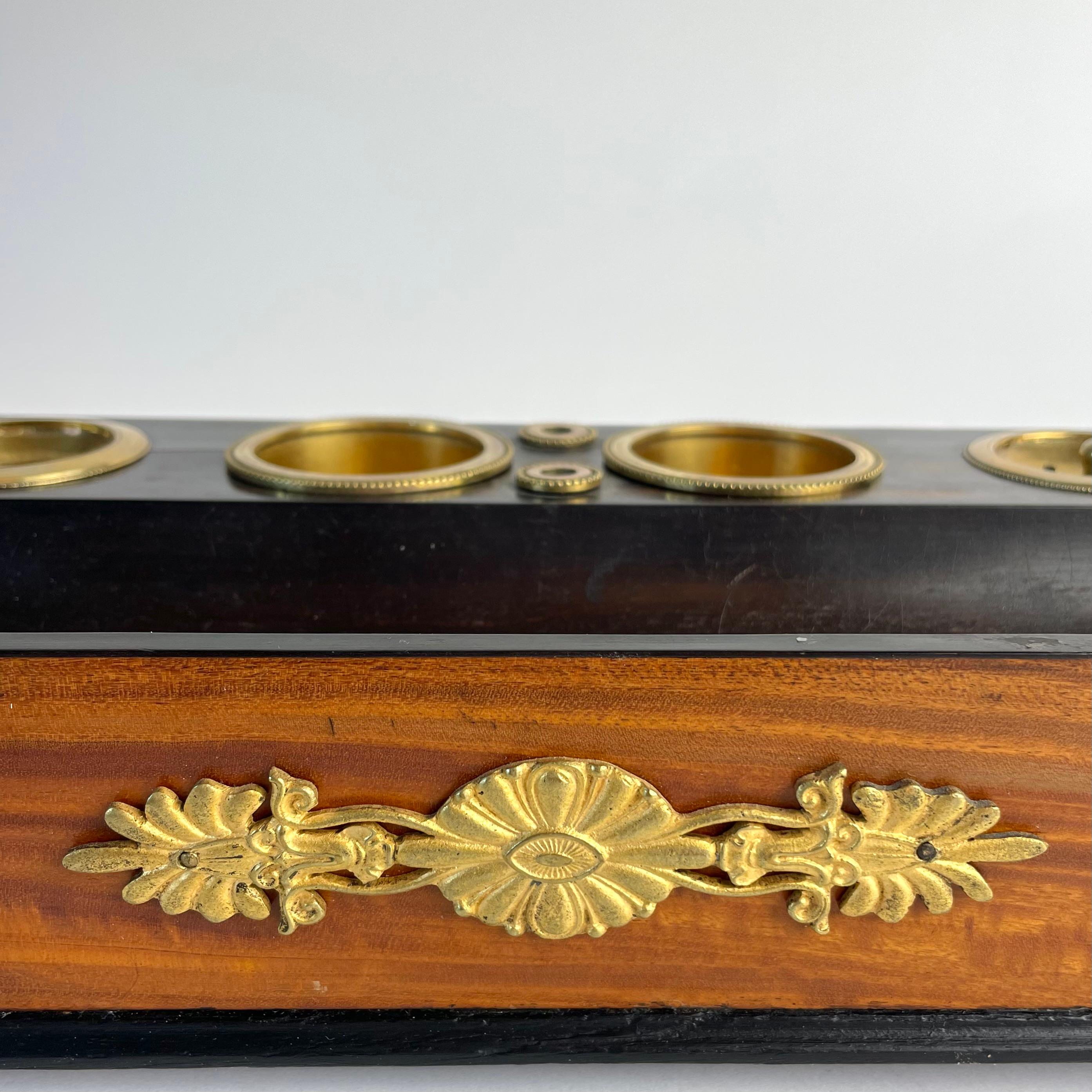 Calamaio Impero in mogano e noce con montature in bronzo dorato, 1820 circa in vendita 1