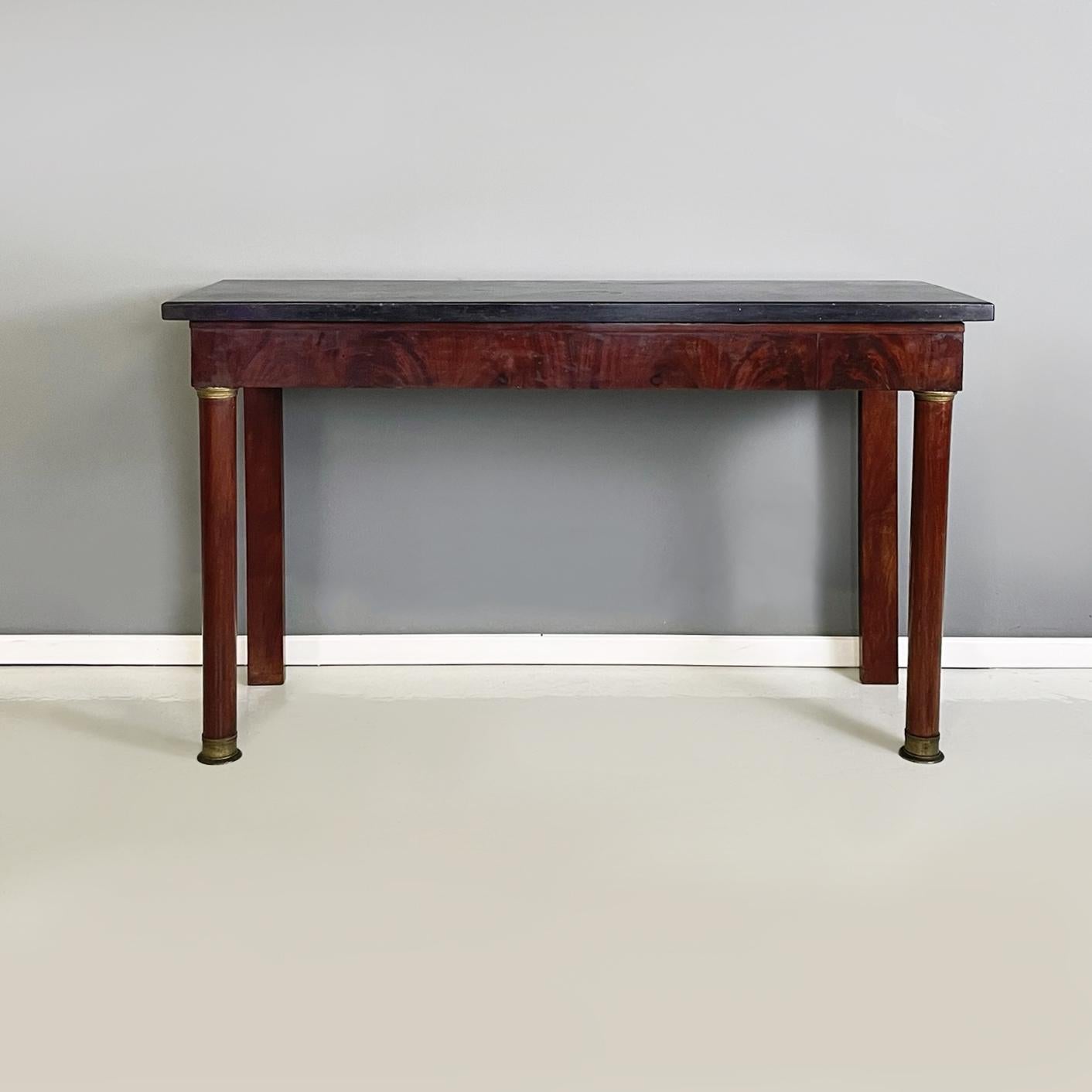 Empire Italian console in black marble, bronze and walnut wood, 1820-1830s
Console with rectangular top in Belgian black marble. The structure and legs are in veneer in walnut feather and interior in solid walnut. The front legs with a round section