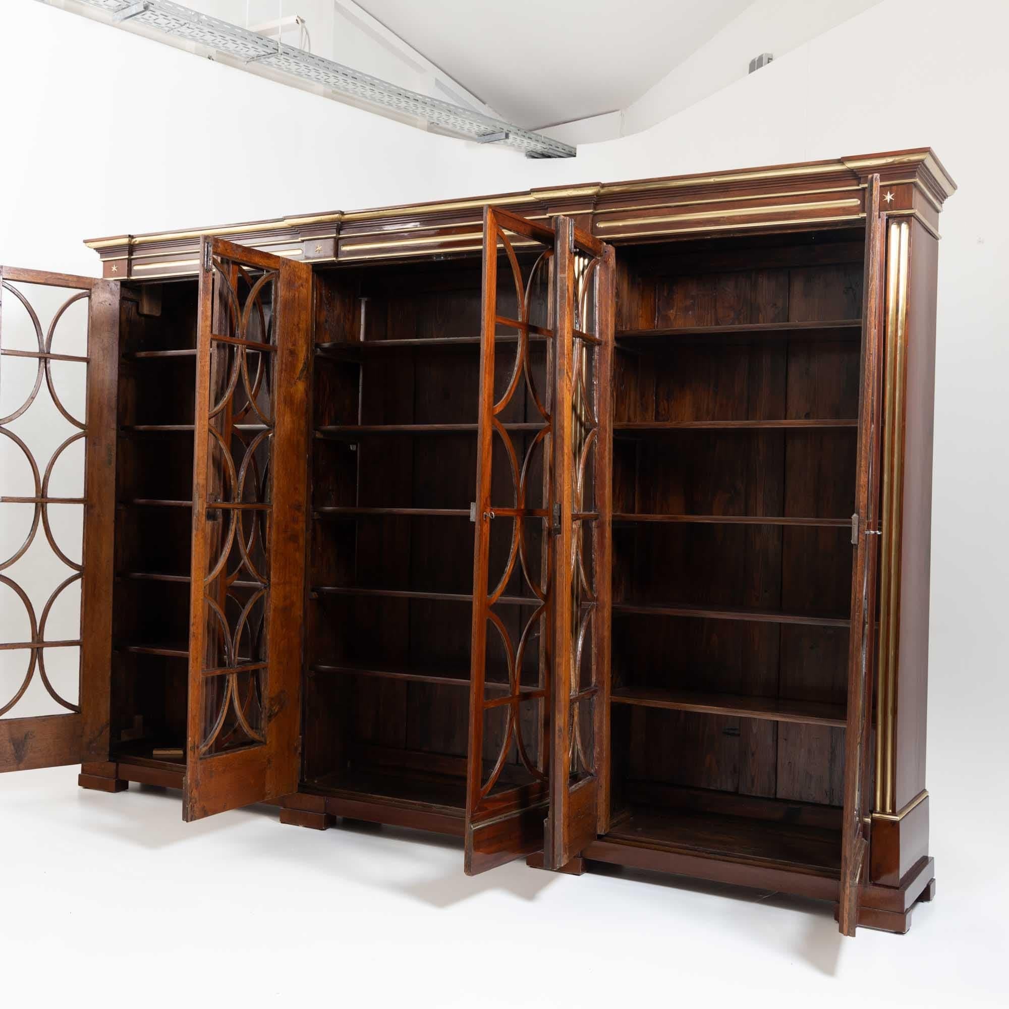 Gran armario de biblioteca con acanaladura de latón, Alemania, hacia 1800 Pulido en venta