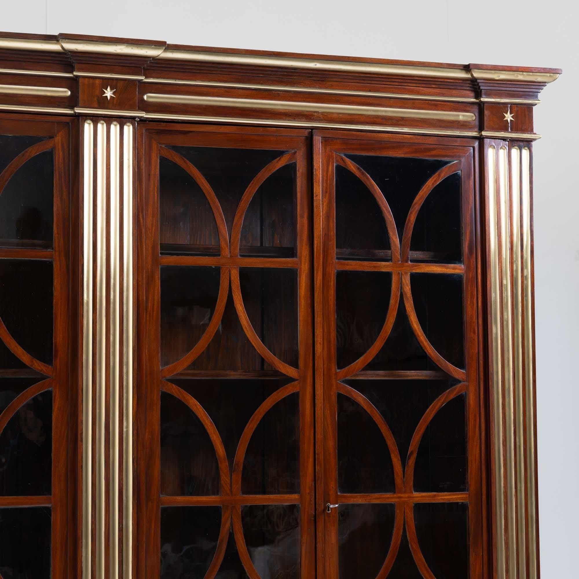Gran armario de biblioteca con acanaladura de latón, Alemania, hacia 1800 Latón en venta