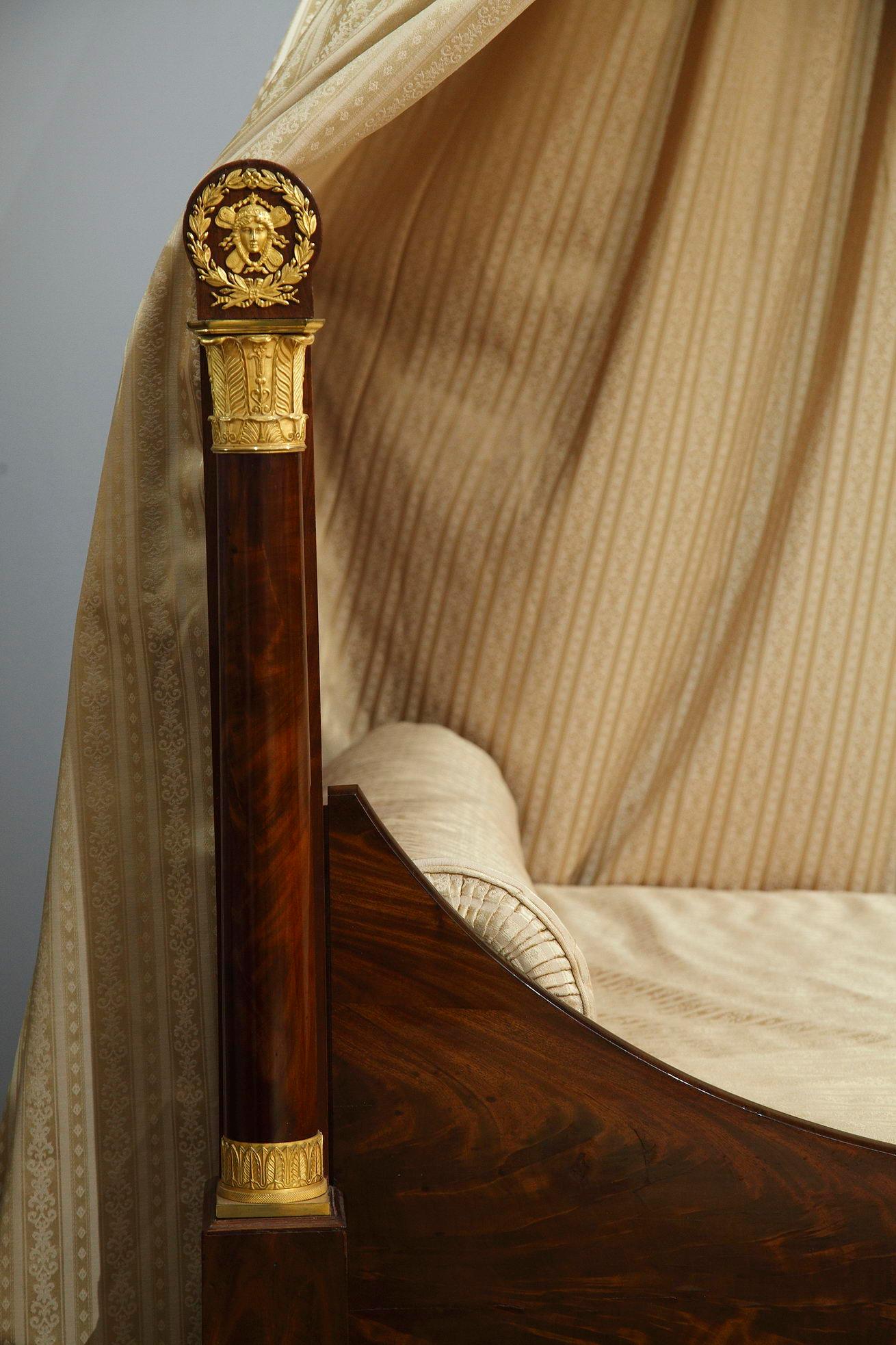 Empire Mahogany and Ormolu Sleight Bed In Good Condition In Paris, FR