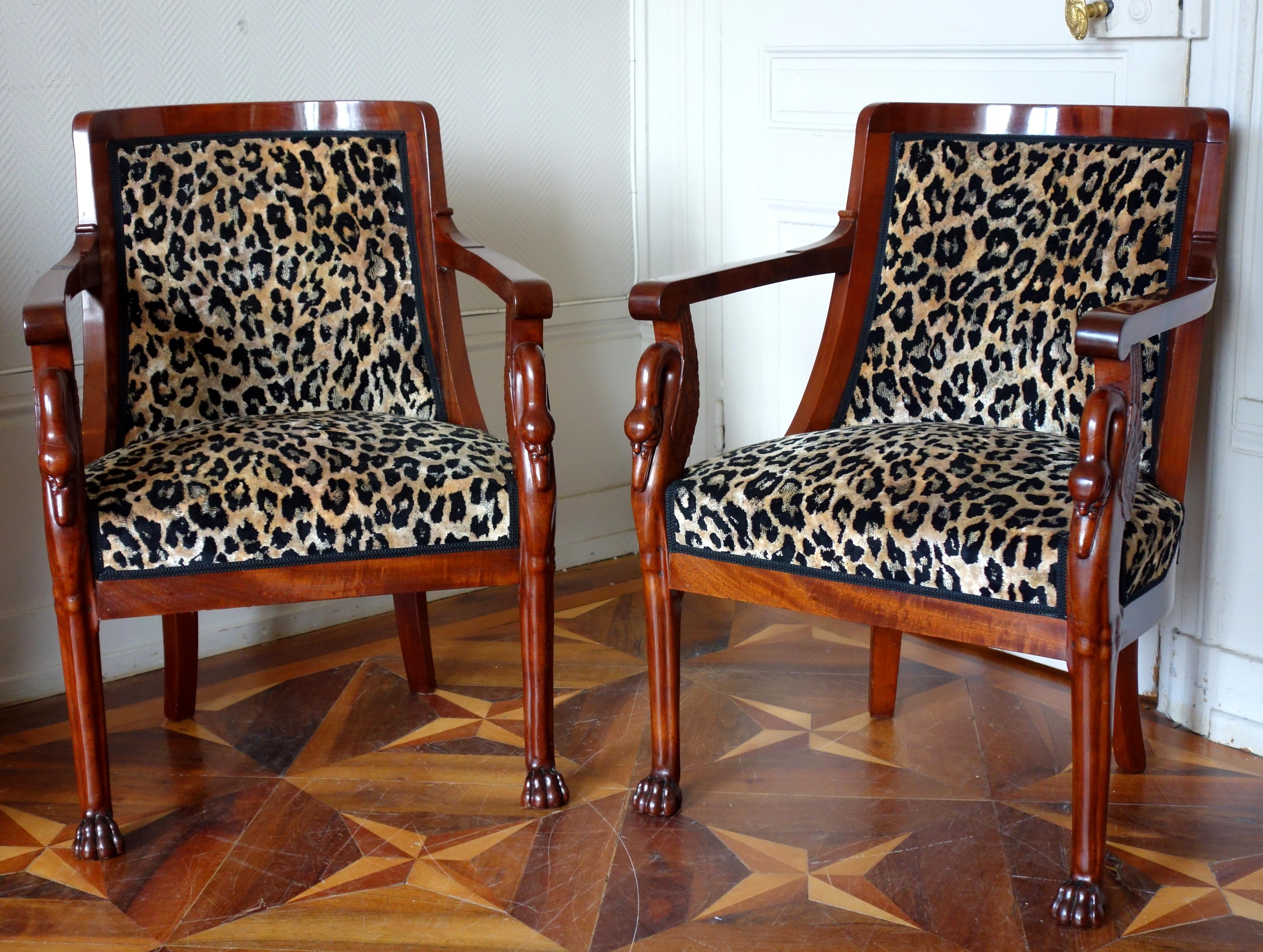 A fine pair of mahogany Empire gondola armchairs, very confortable gondola chair model. The armrest are swan-shaped and front legs are lion-legs-shaped. The seats are covered with a leopard-style patterned velvet. Early 19th century high-end