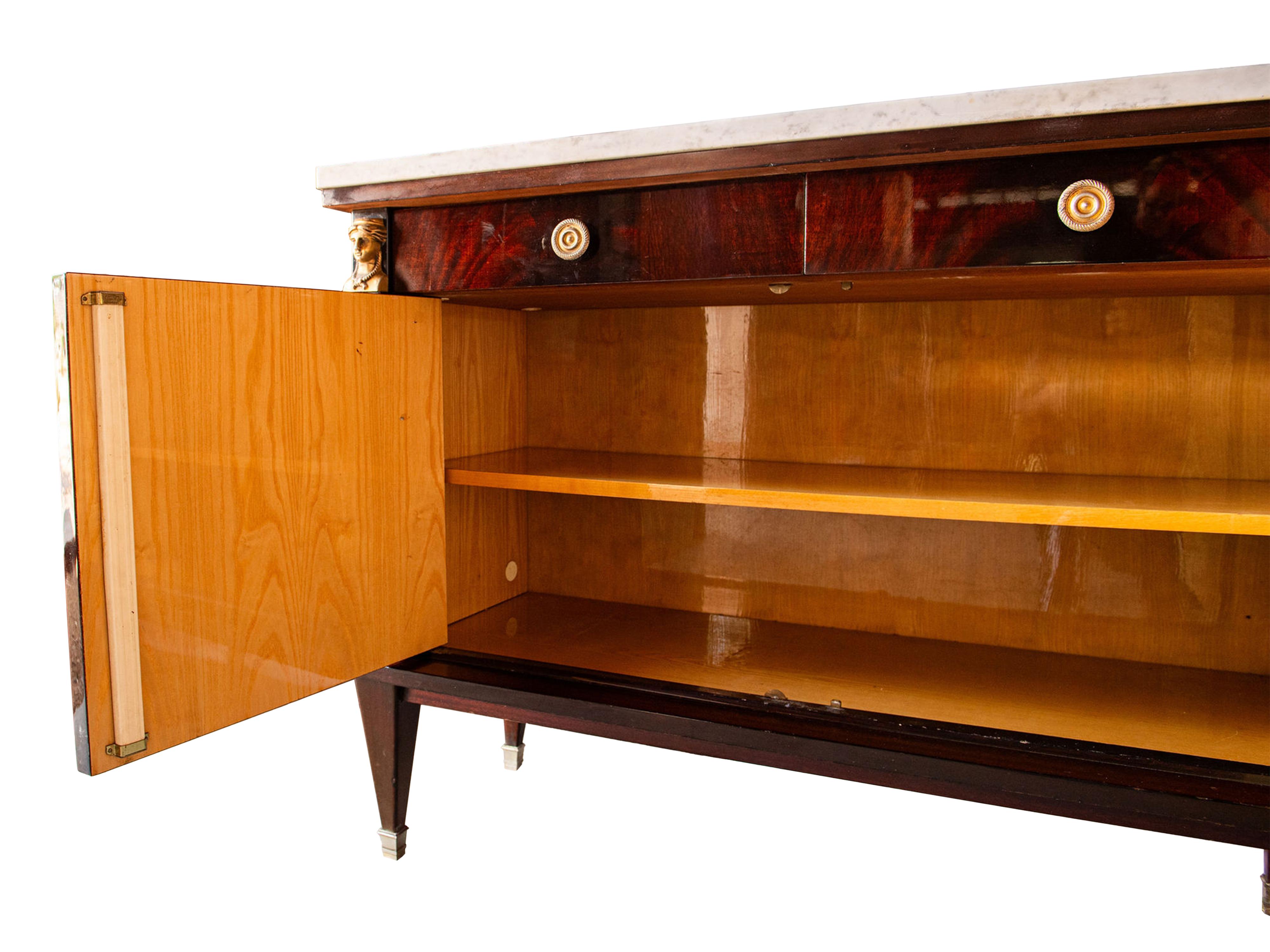 Empire Buffet aus Mahagoni mit Messingbeschlägen und Marmorplatte (Französisch) im Angebot