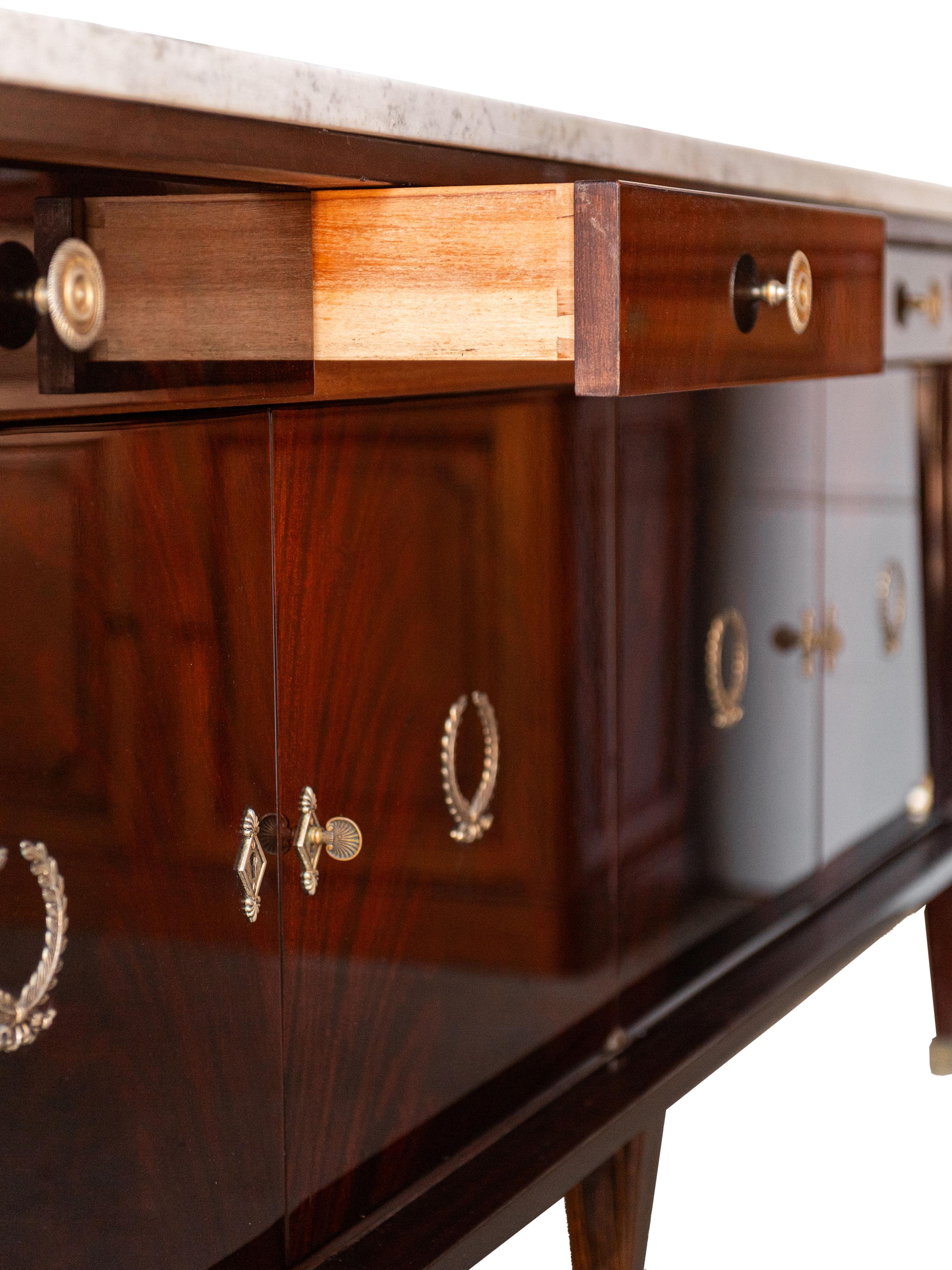 Empire Buffet aus Mahagoni mit Messingbeschlägen und Marmorplatte (20. Jahrhundert) im Angebot