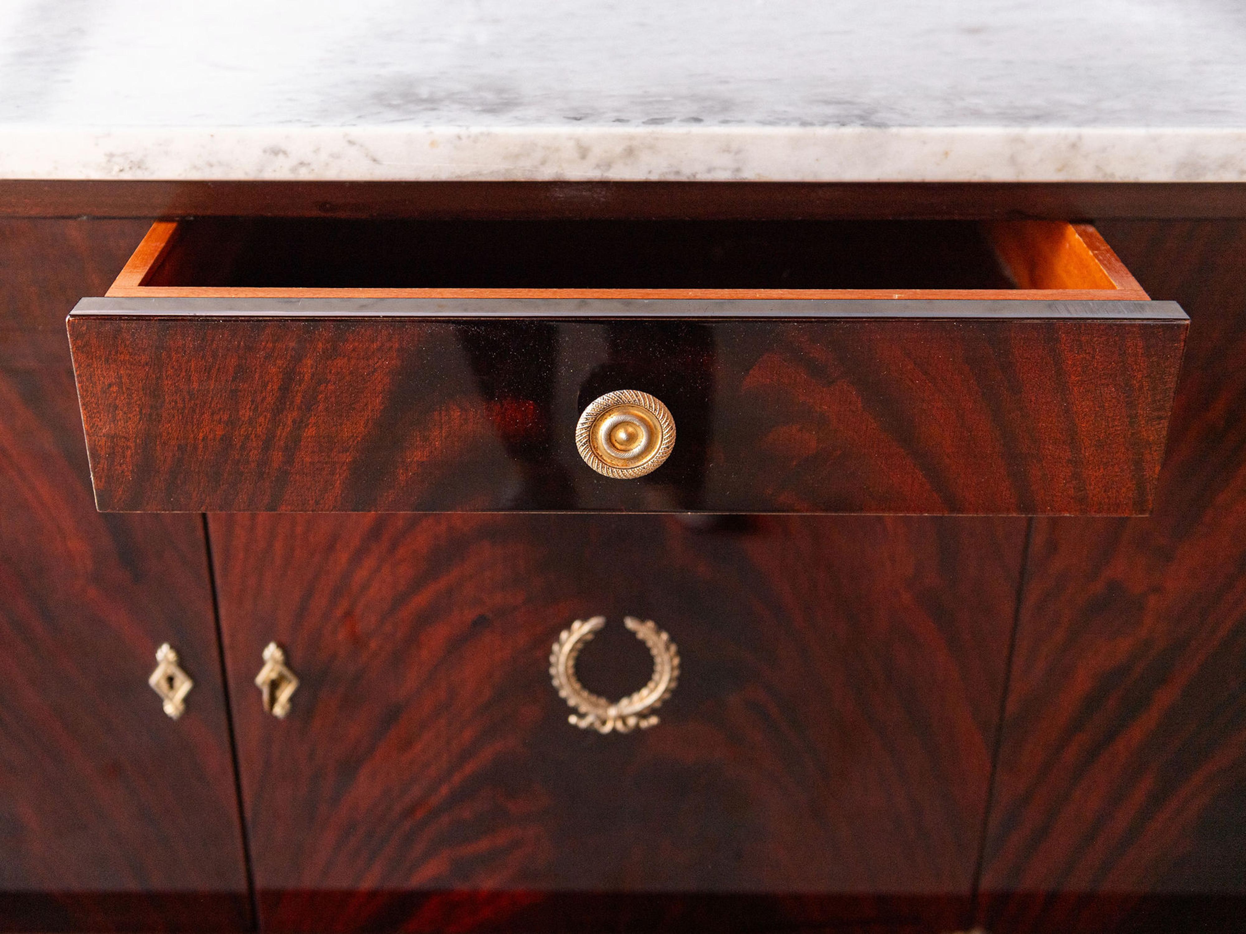 Empire Buffet aus Mahagoni mit Messingbeschlägen und Marmorplatte (Bronze) im Angebot