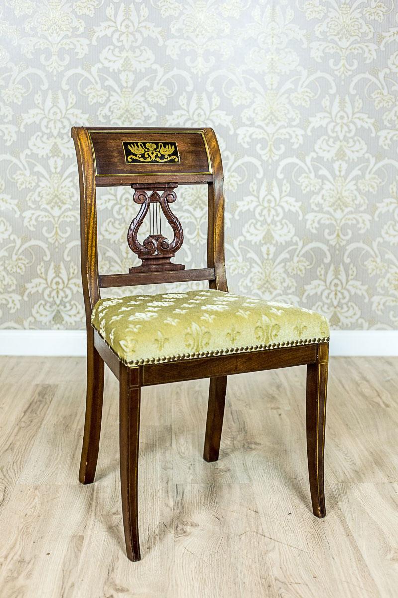 We present you this set of three chairs in the Empire style, made of solid mahogany wood.
The chairs are of a classicizing form, with saber-like legs, and a softly upholstered seat.
Furthermore, the back splat has a wide, rolled outwards top rail,