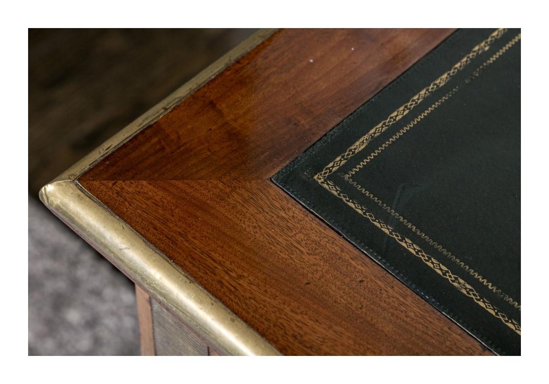Empire-Mahagoni-Schreibtisch aus Mahagoni mit Jägergrüner Lederplatte, um 1930 (amerikanisch) im Angebot