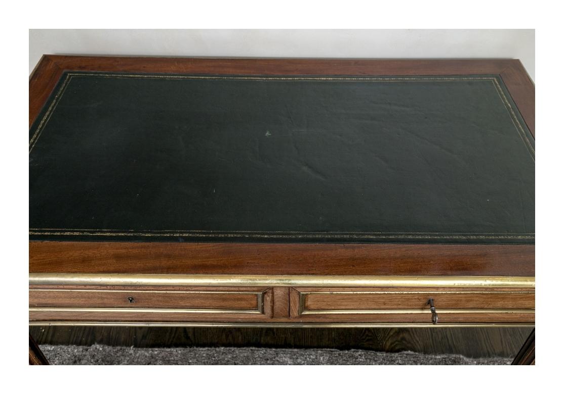 Empire-Mahagoni-Schreibtisch aus Mahagoni mit Jägergrüner Lederplatte, um 1930 im Zustand „Relativ gut“ im Angebot in Bridgeport, CT