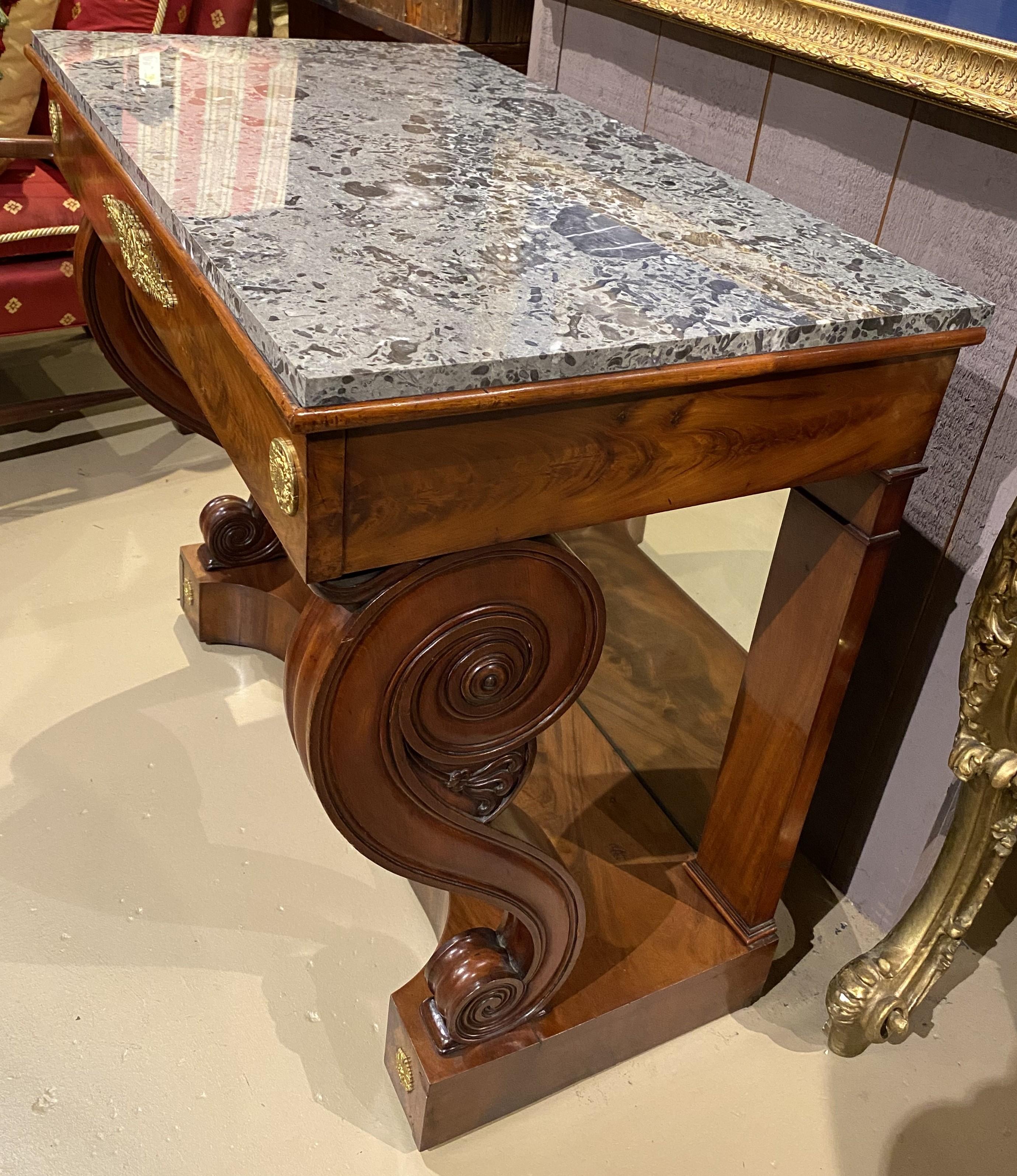 Consola Imperio de Caoba con Tapa de Mármol y Respaldo de Espejo con Ormolu Francés en venta