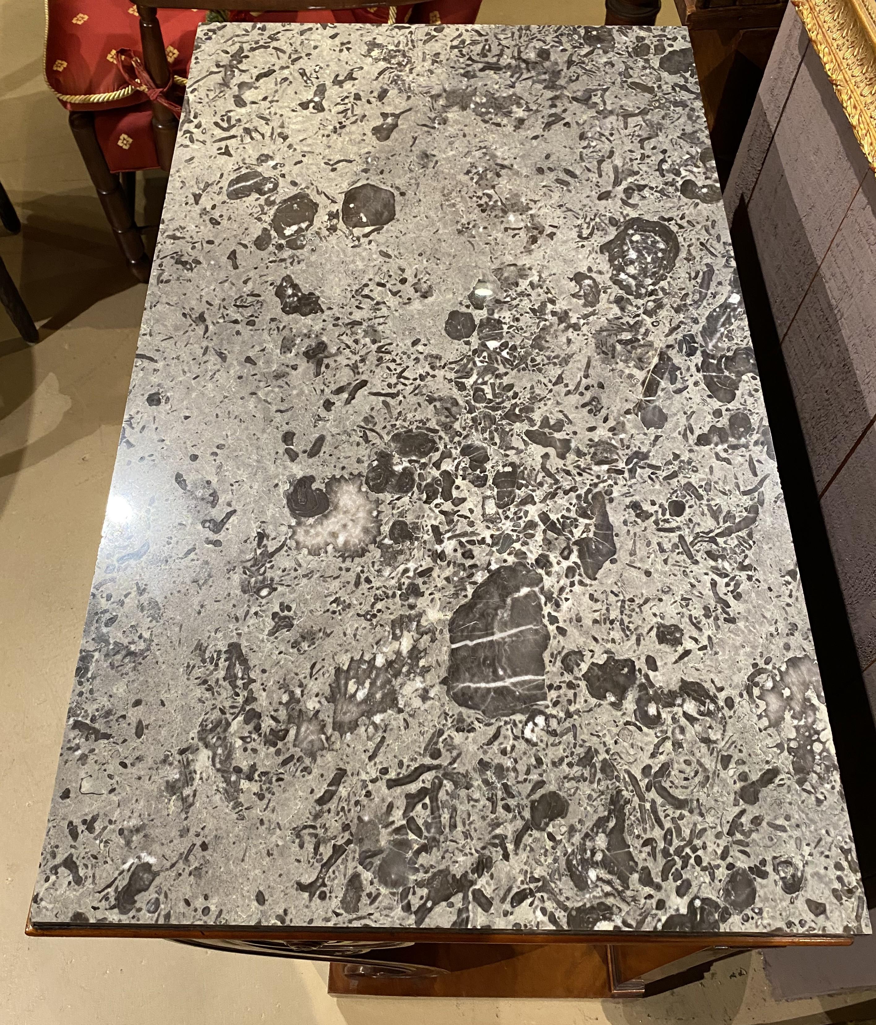 Consola Imperio de Caoba con Tapa de Mármol y Respaldo de Espejo con Ormolu Tallado a mano en venta