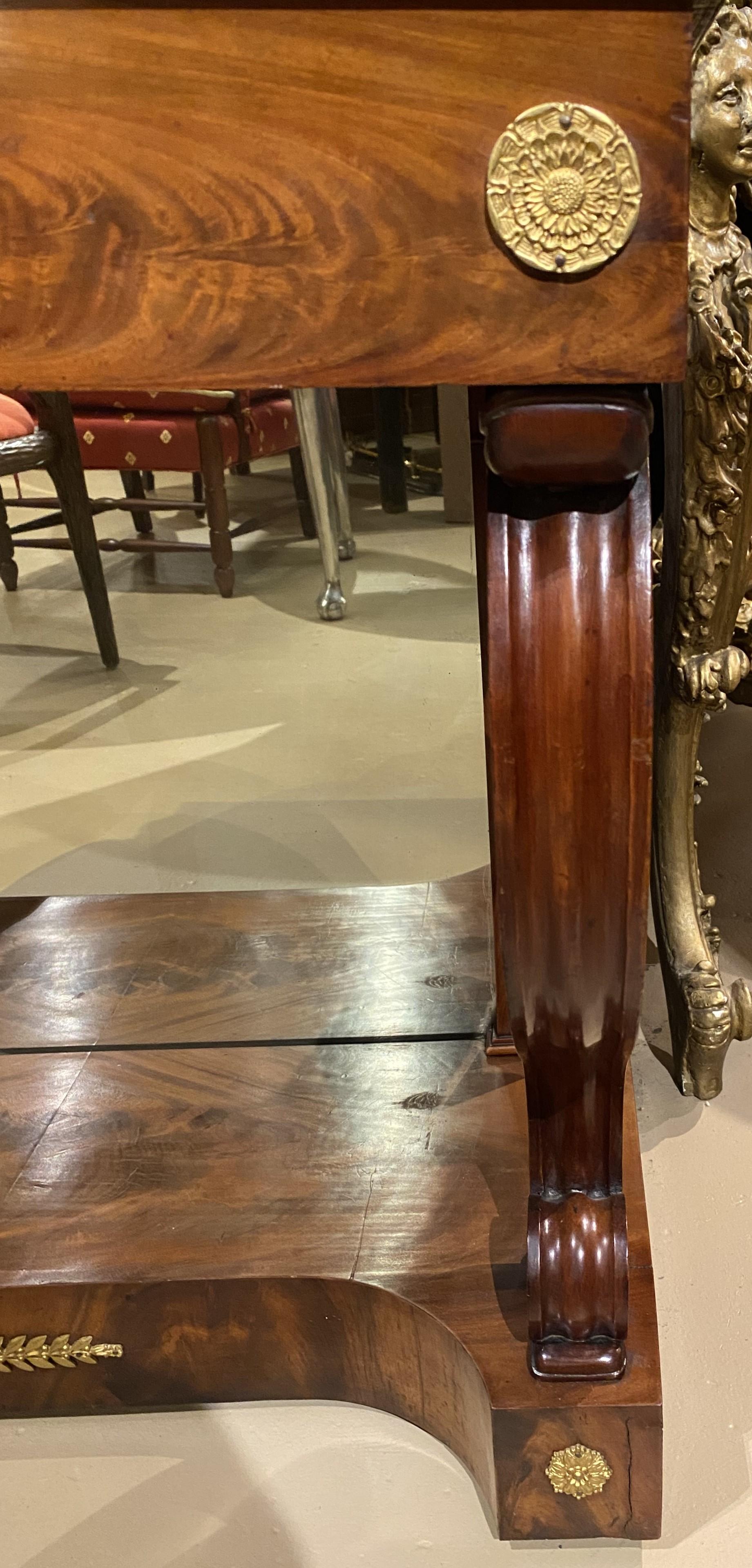 Consola Imperio de Caoba con Tapa de Mármol y Respaldo de Espejo con Ormolu principios del siglo XIX en venta