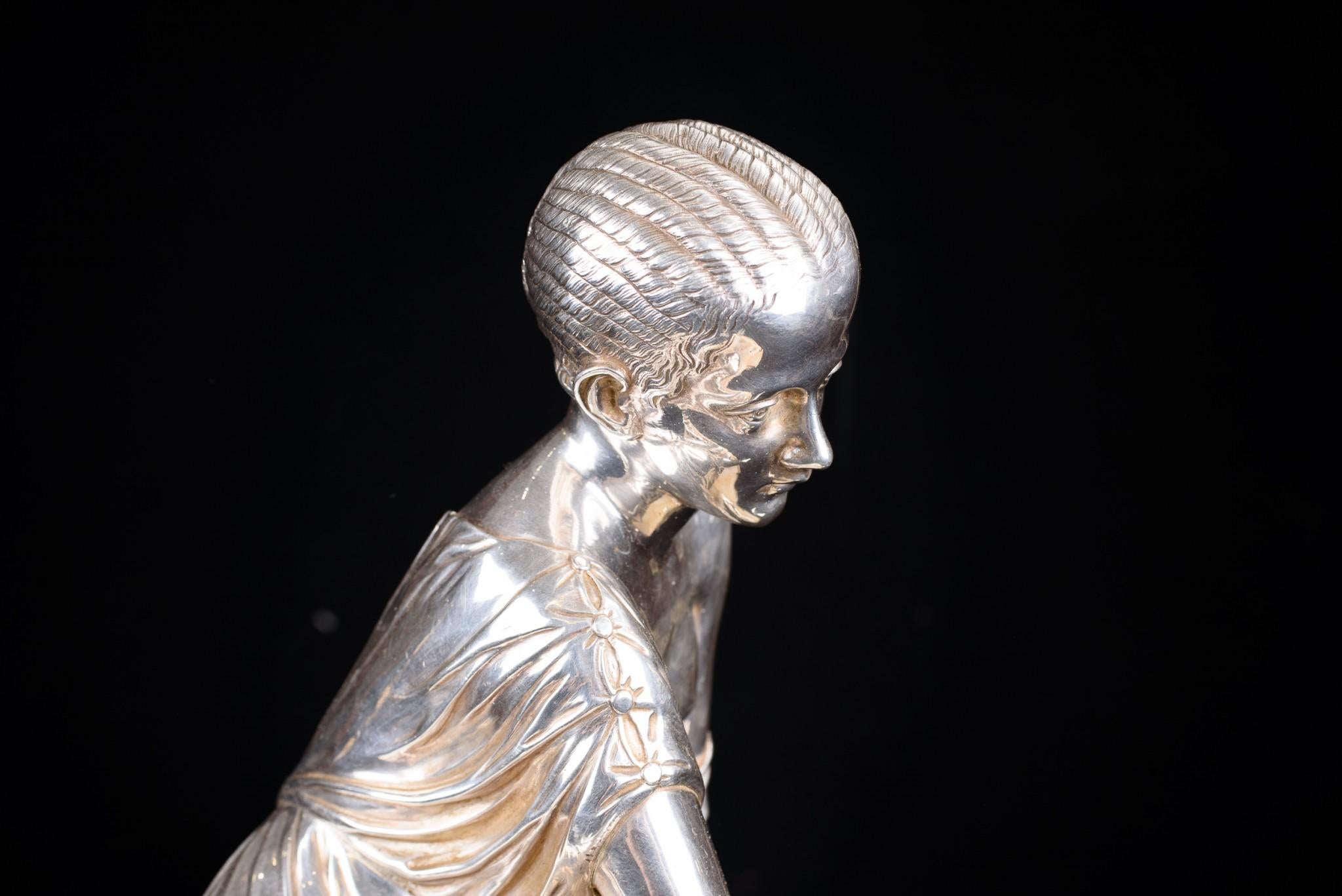 Empire-Kaminuhr, Kutschenuhr, Onyx und versilbert, weibliche Figur (Bronze) im Angebot
