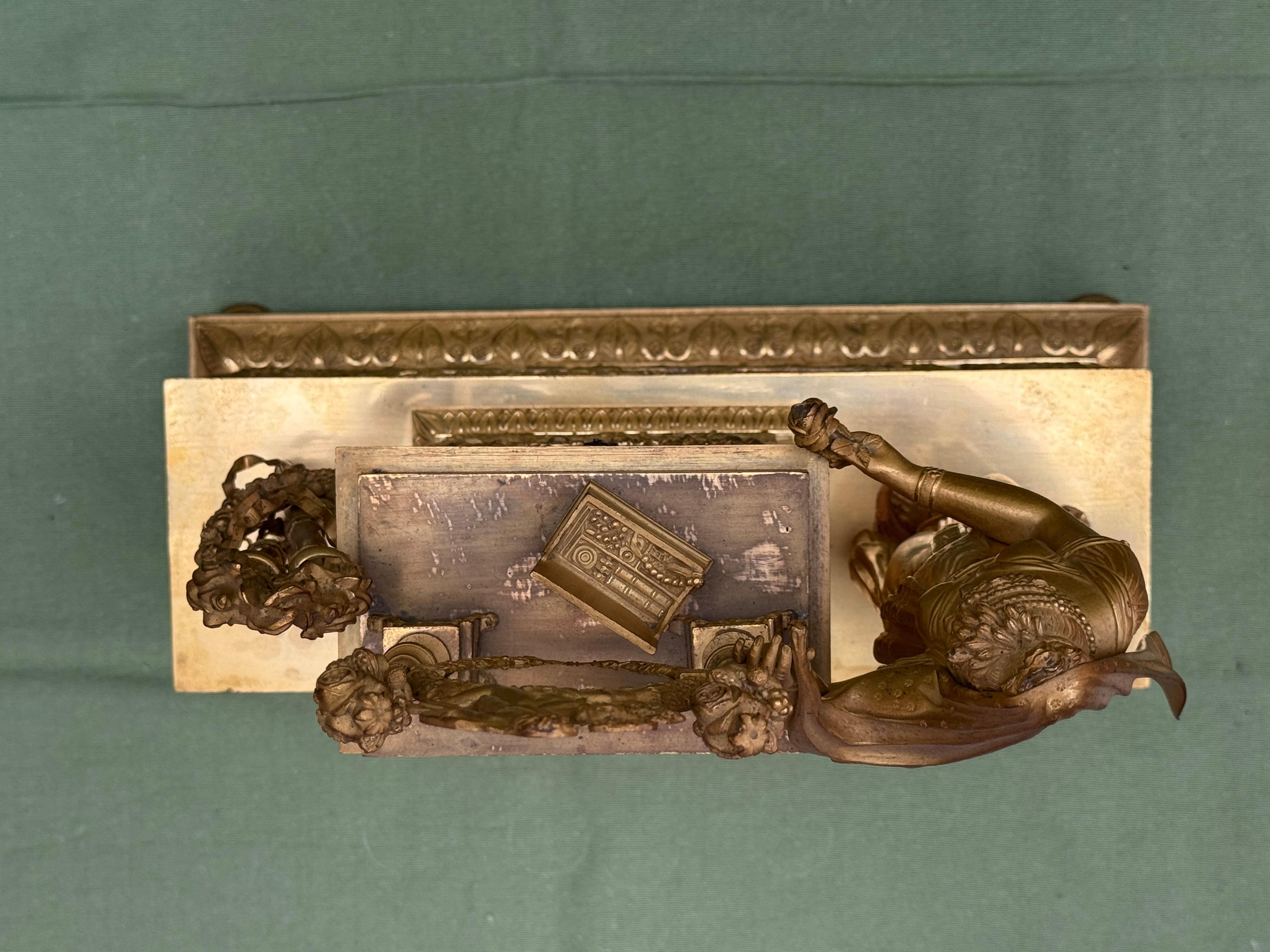 Empire Mantel Clock in Mercury-Gilt Bronze, France, early 19th century For Sale 4