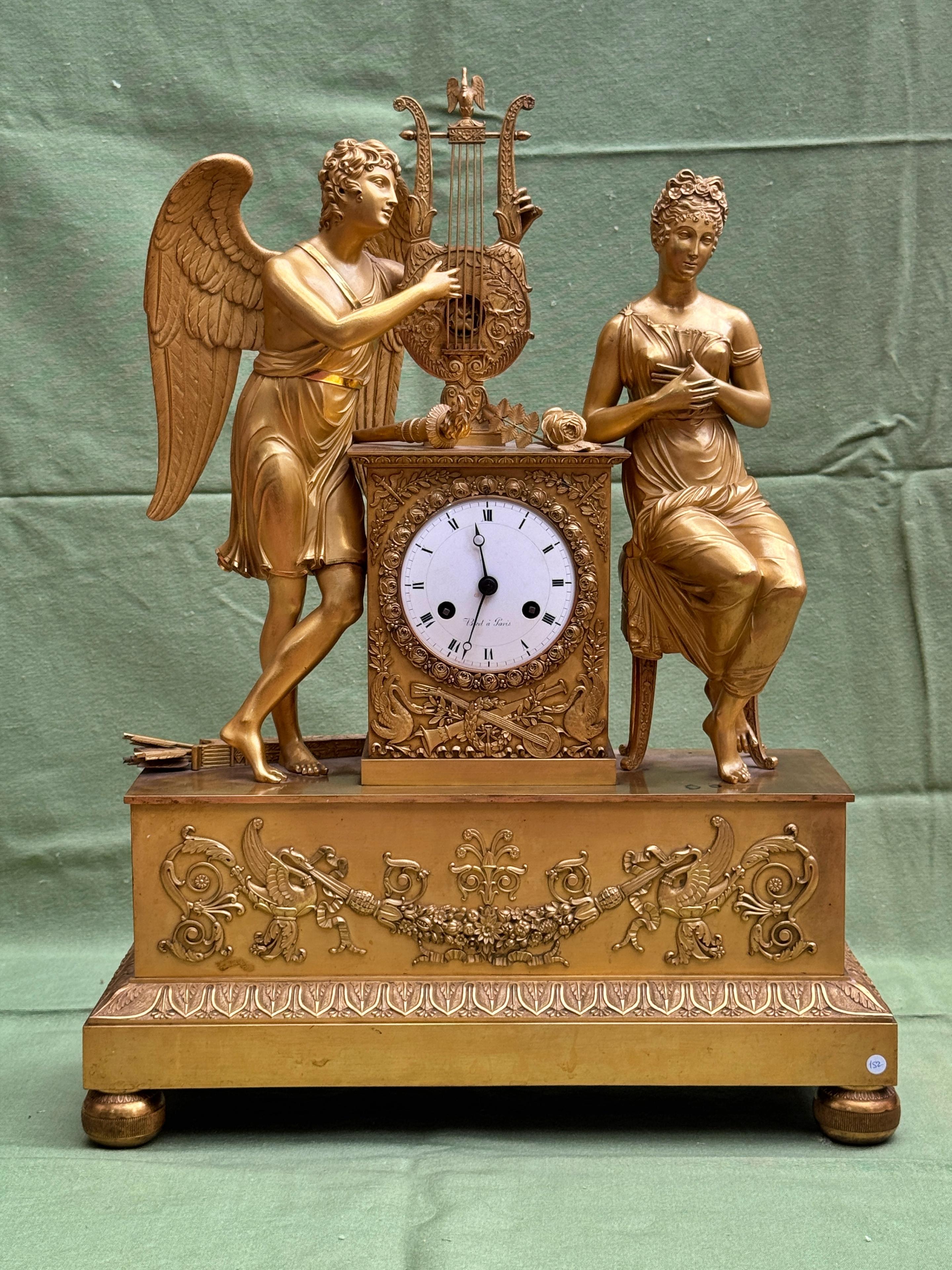 Empire mantel clock in mercury-gilt bronze,
France, early 19th century
Magnificent French Empire-era clock, made in mercury-gilt bronze with a fine allegorical scene: an angel playing the lyre accompanied by a seated muse, both in the round and