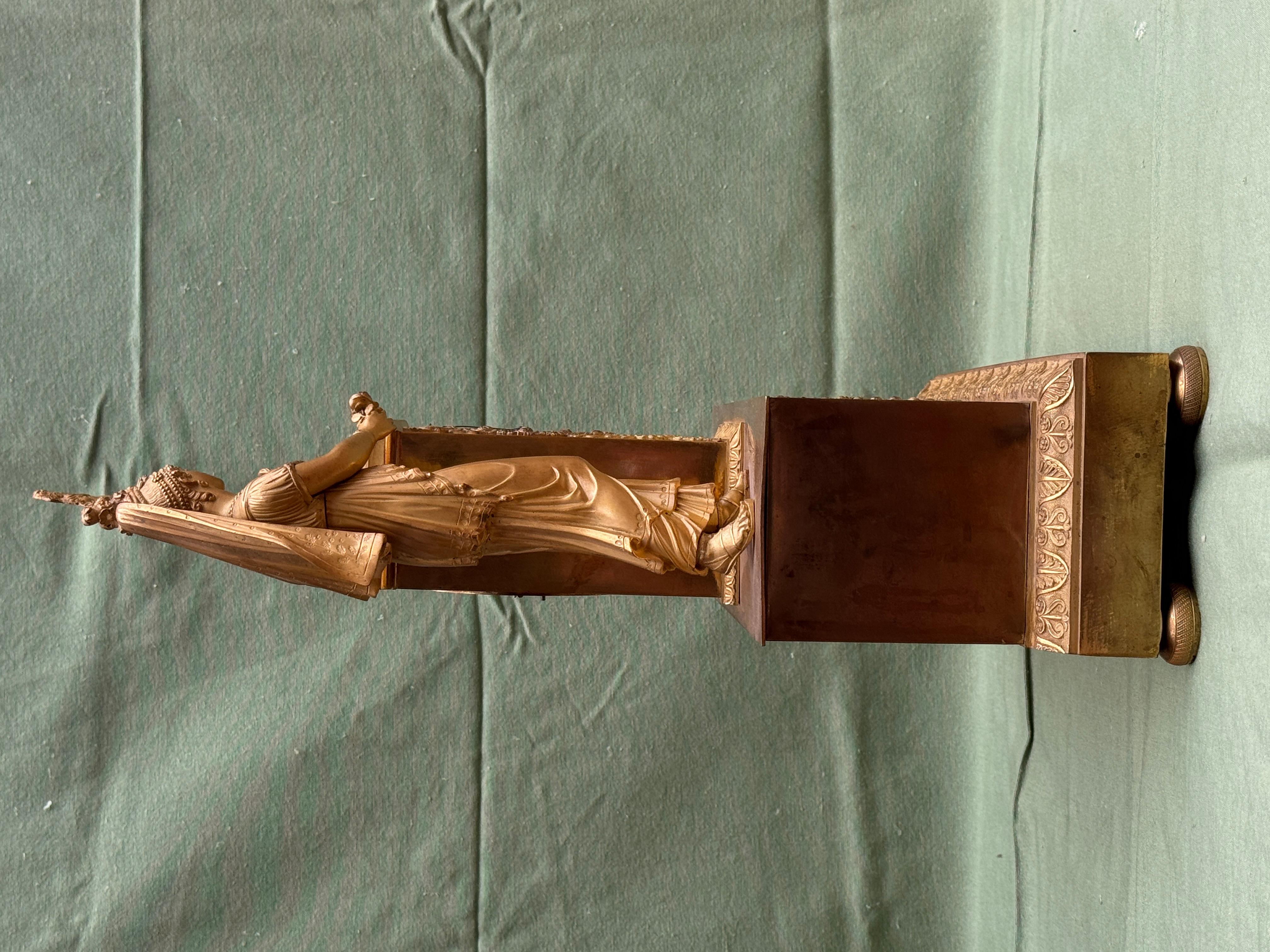 Empire Mantel Clock in Mercury-Gilt Bronze, France, early 19th century In Good Condition For Sale In Madrid, ES