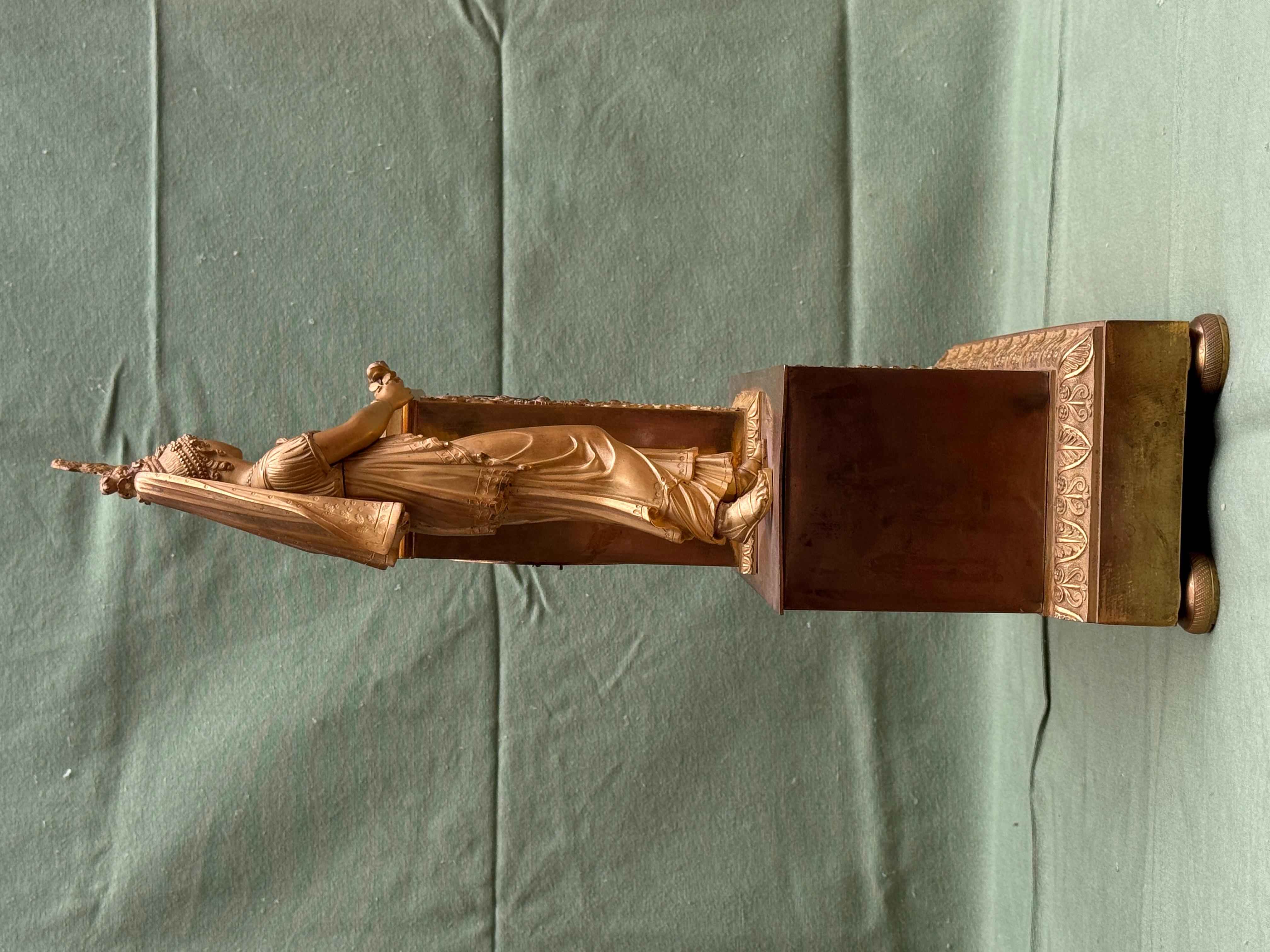 Empire Mantel Clock in Mercury-Gilt Bronze, France, early 19th century For Sale 1