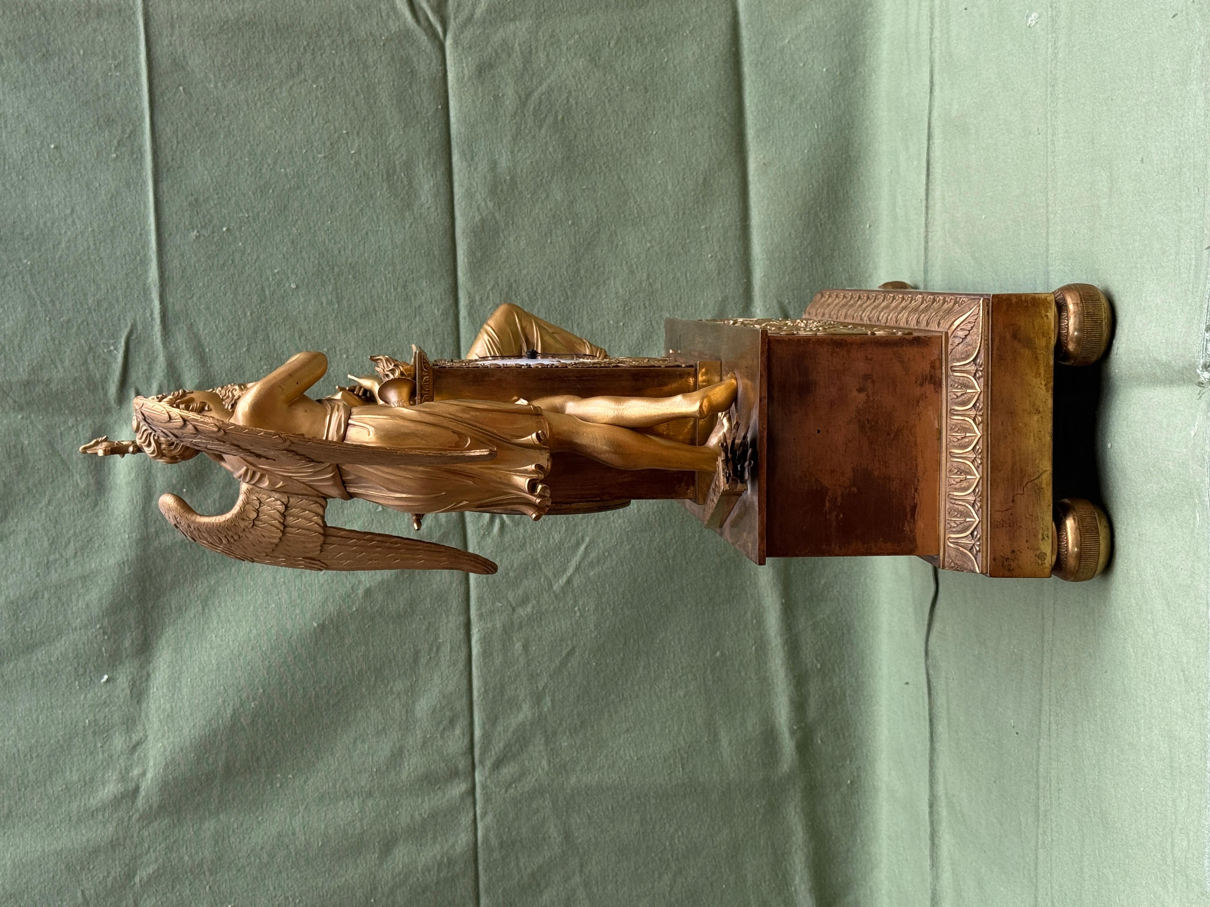 Empire Mantel Clock in Mercury-Gilt Bronze, France, early 19th century For Sale 2