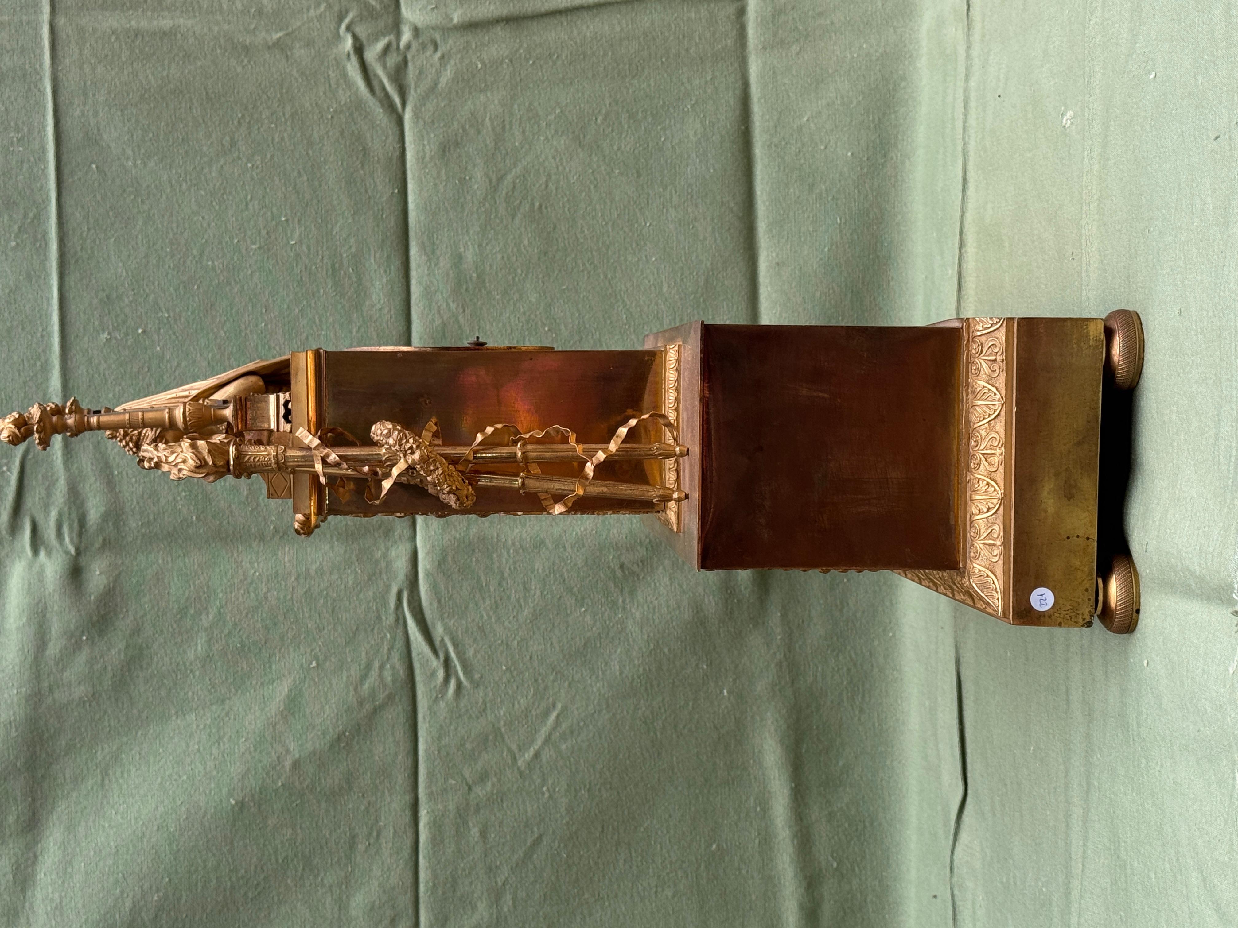 Empire Mantel Clock in Mercury-Gilt Bronze, France, early 19th century For Sale 2