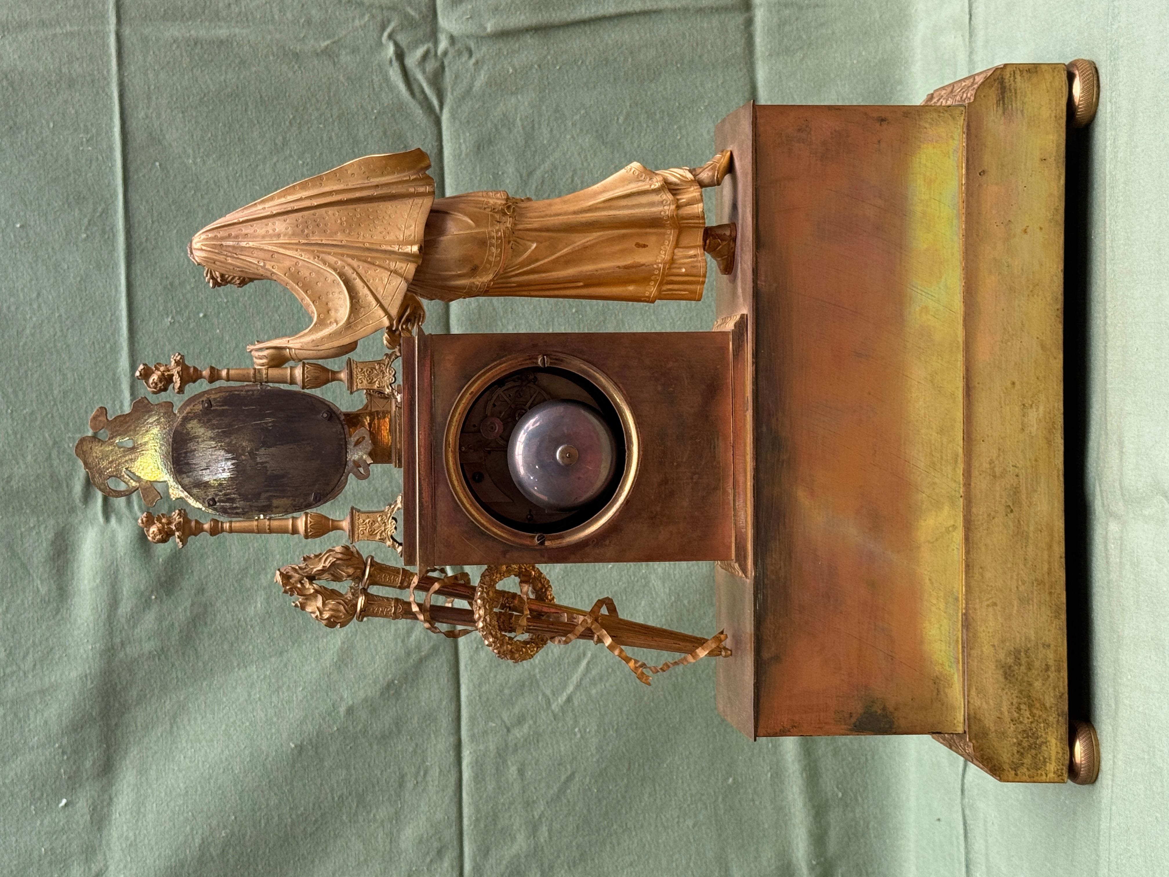 Empire Mantel Clock in Mercury-Gilt Bronze, France, early 19th century For Sale 3