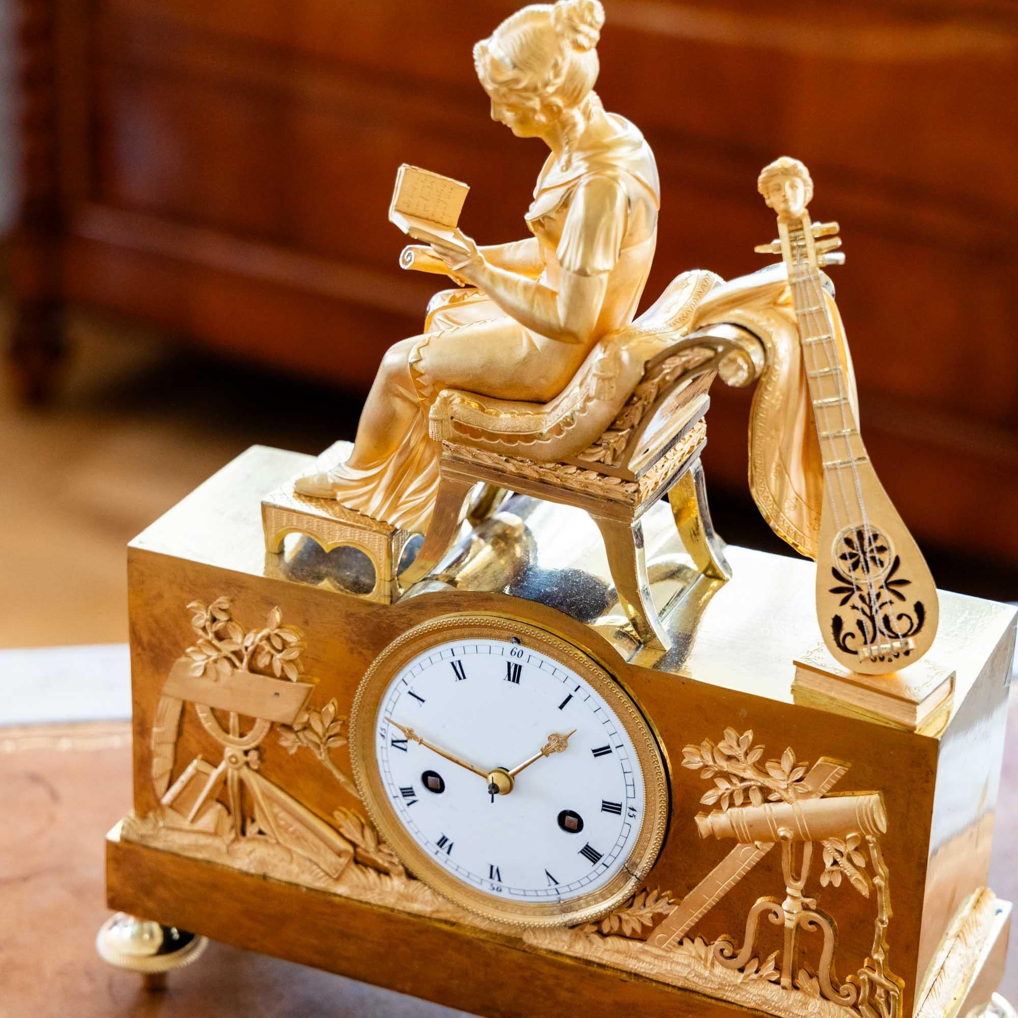 Gilt Empire Mantel Clock with reading young lady, early 19th century For Sale