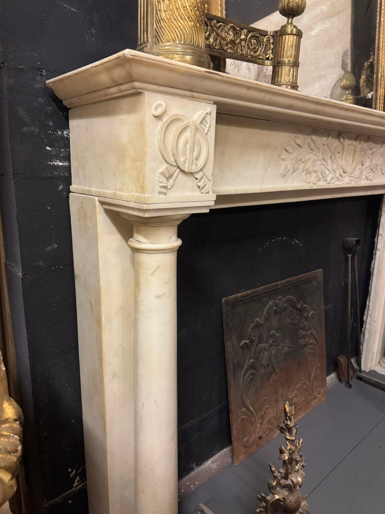 Français Cheminée Empire sculptée en marbre blanc de Carrare, France en vente
