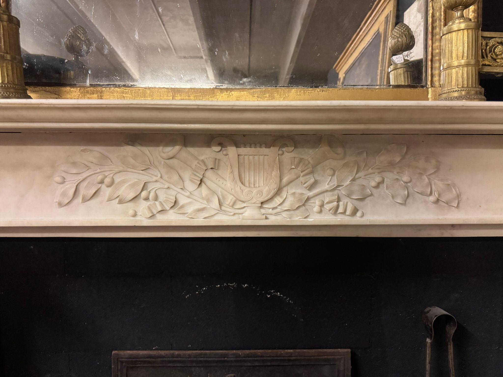 XIXe siècle Cheminée Empire sculptée en marbre blanc de Carrare, France en vente