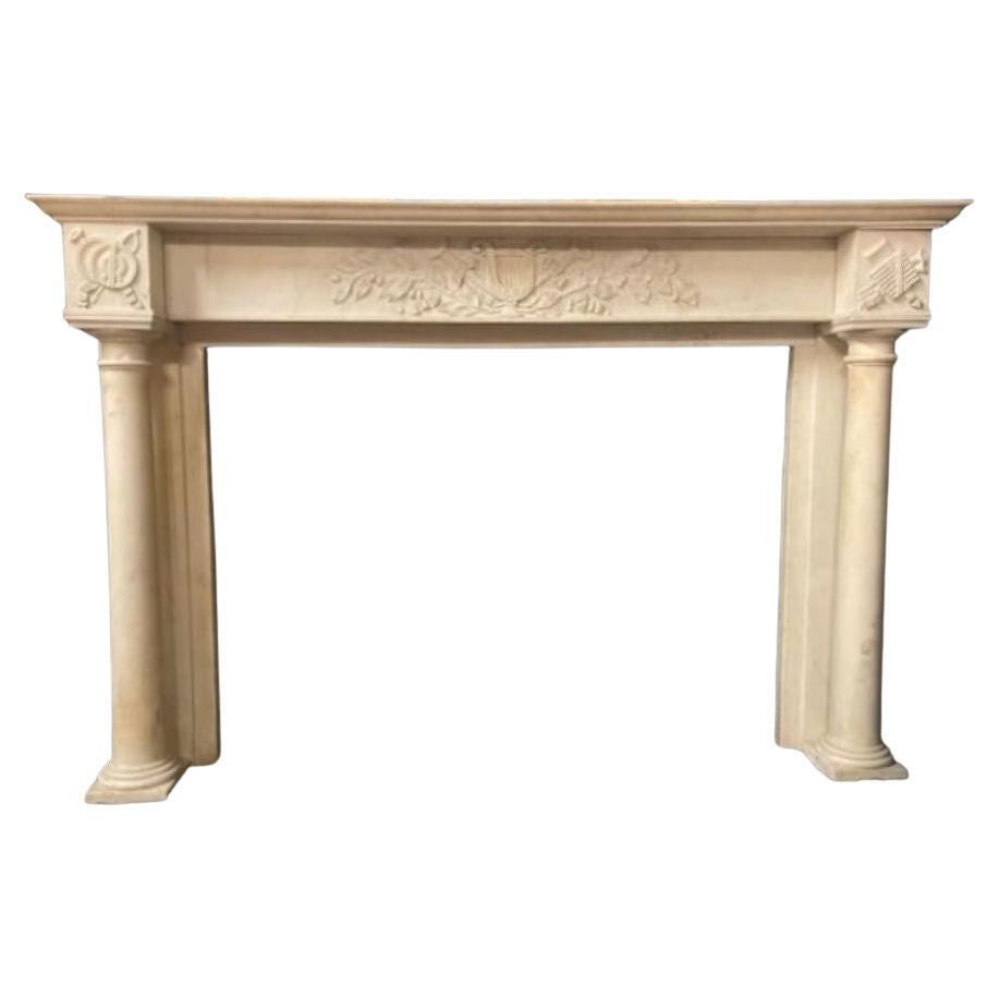 Cheminée Empire sculptée en marbre blanc de Carrare, France en vente