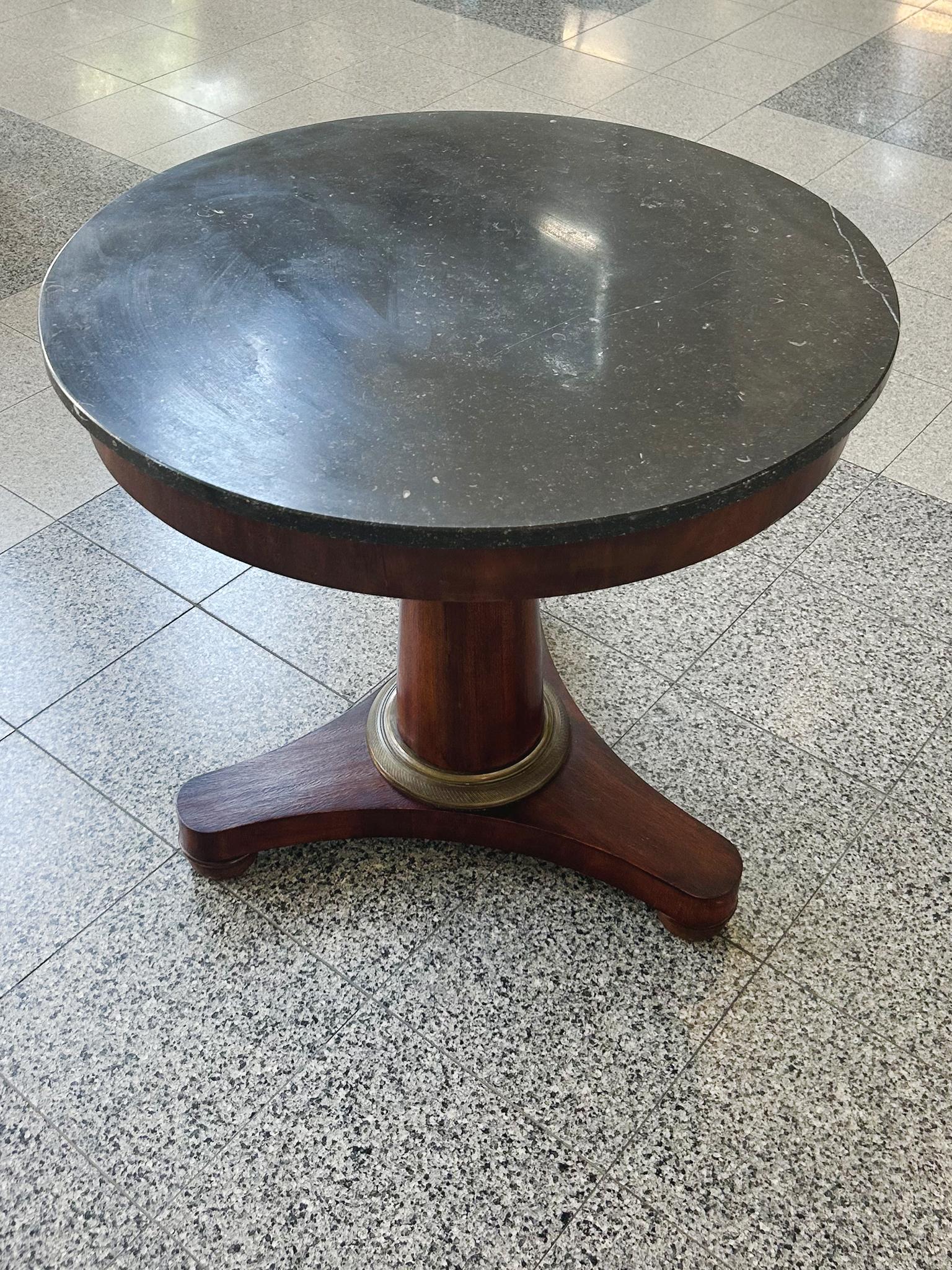 Mesa redonda con pedestal Empire de mármol y caoba Imperio en venta