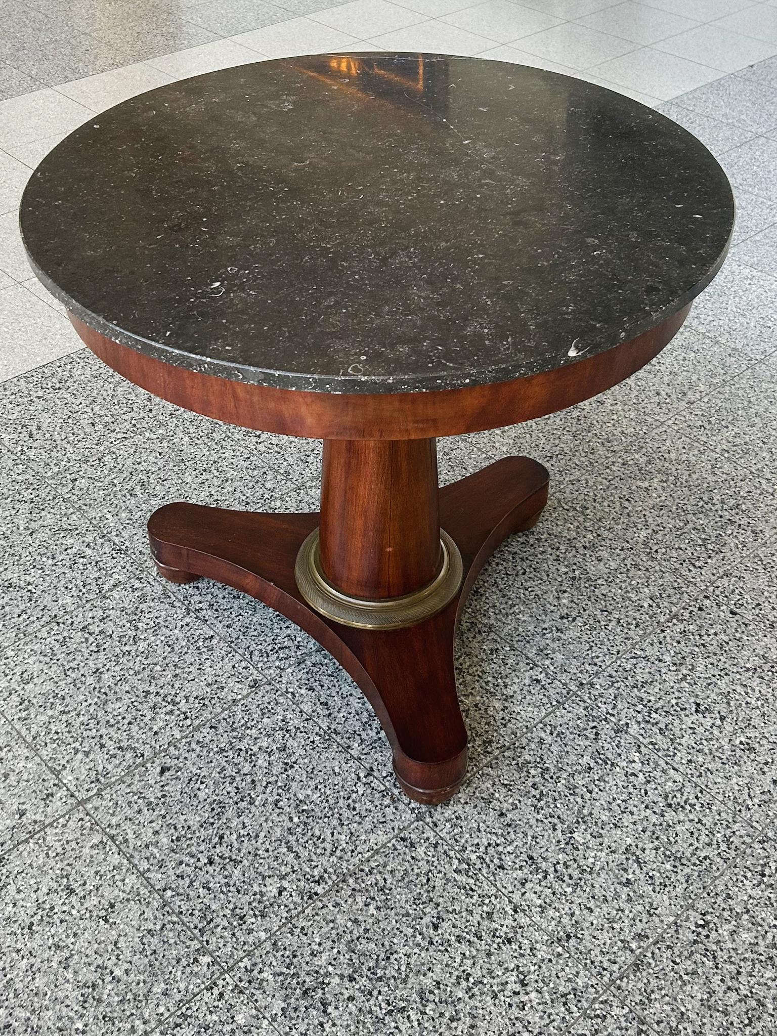 Mesa redonda con pedestal Empire de mármol y caoba Francés en venta