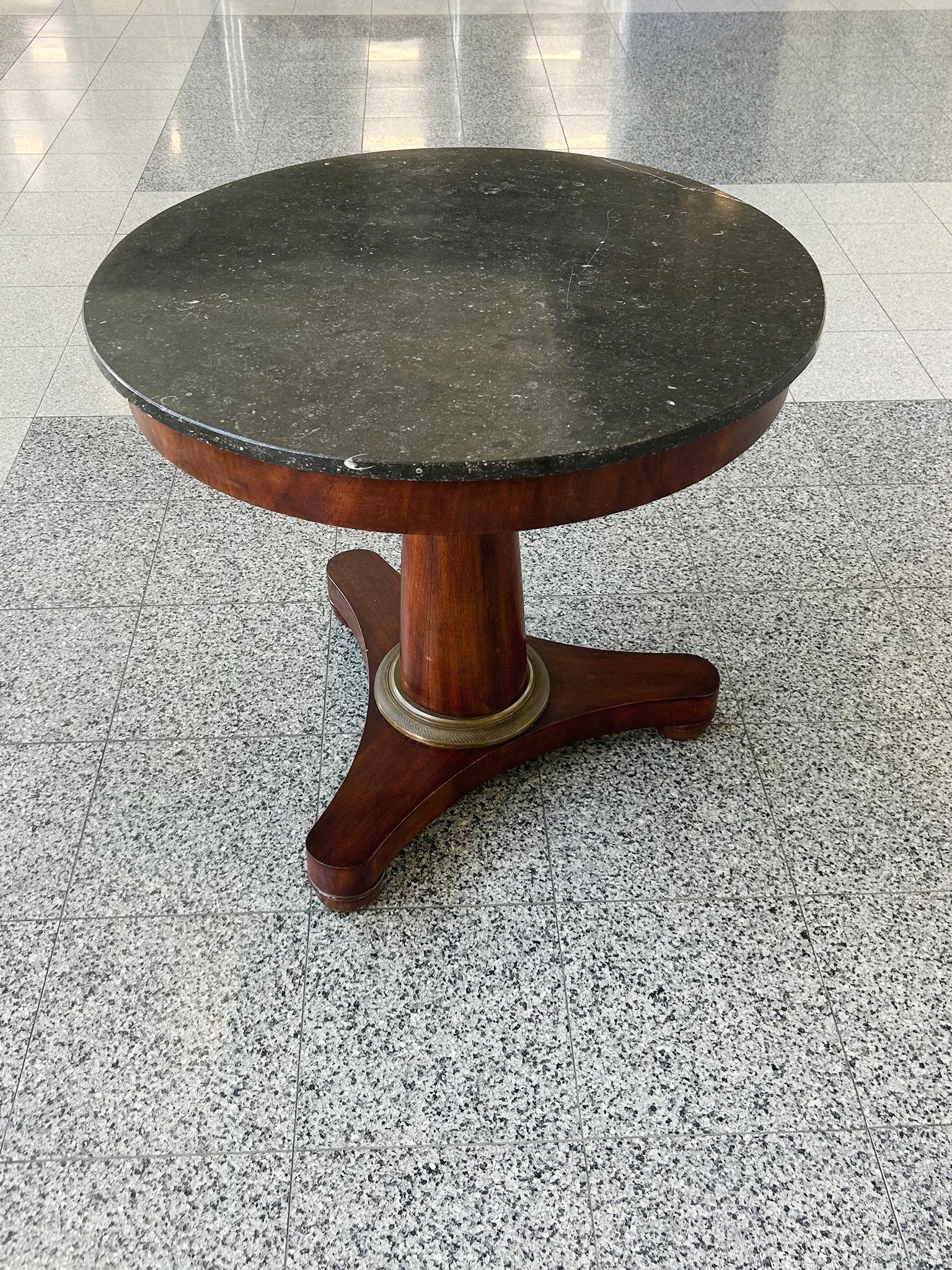 Mesa redonda con pedestal Empire de mármol y caoba en Bueno estado para la venta en New York, NY