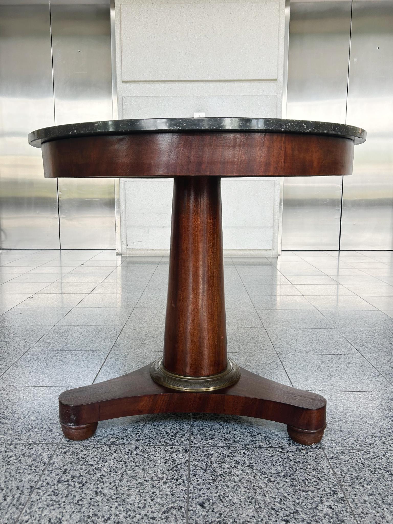 Mesa redonda con pedestal Empire de mármol y caoba siglo XIX en venta