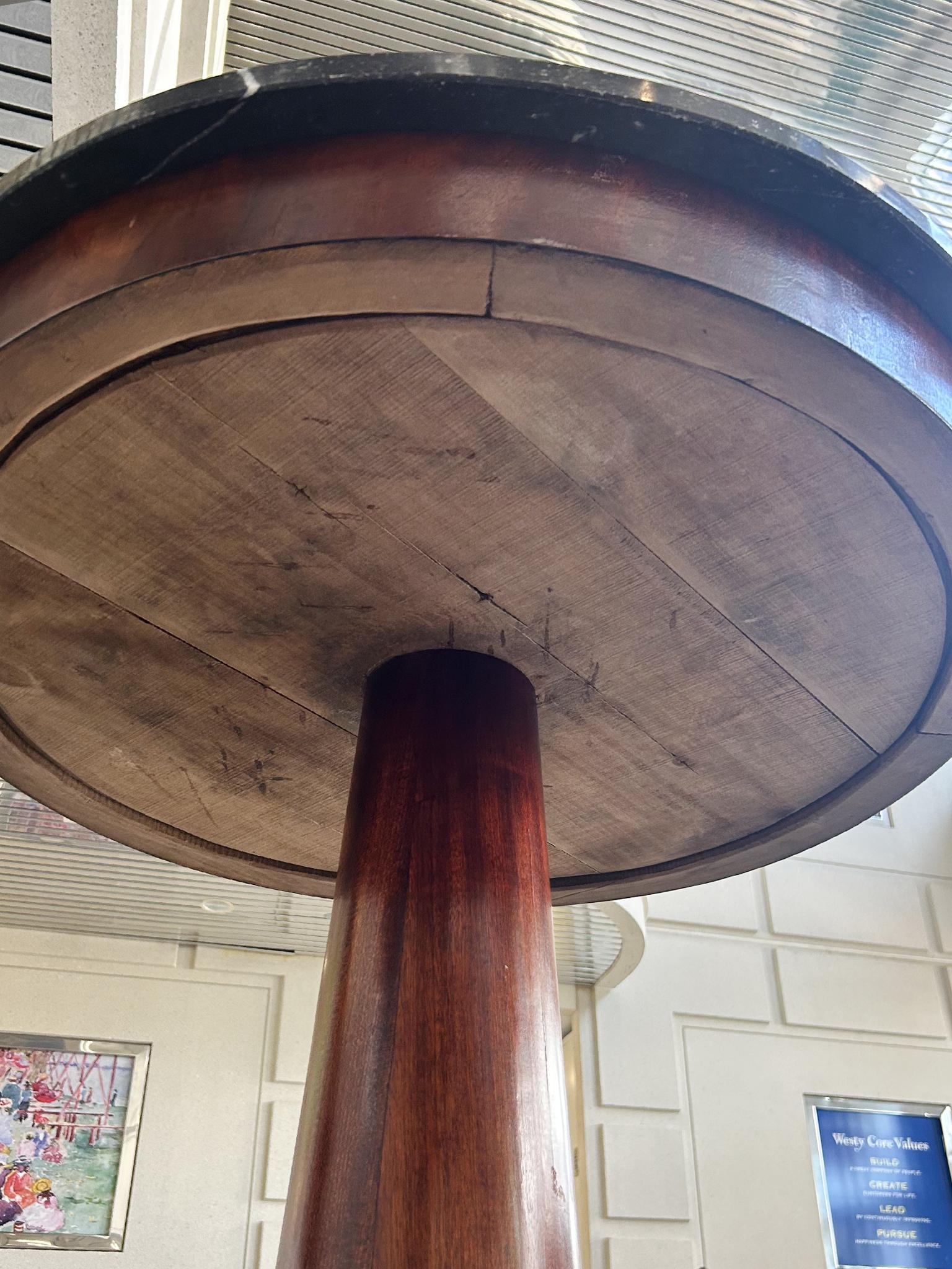 Mesa redonda con pedestal Empire de mármol y caoba en venta 1