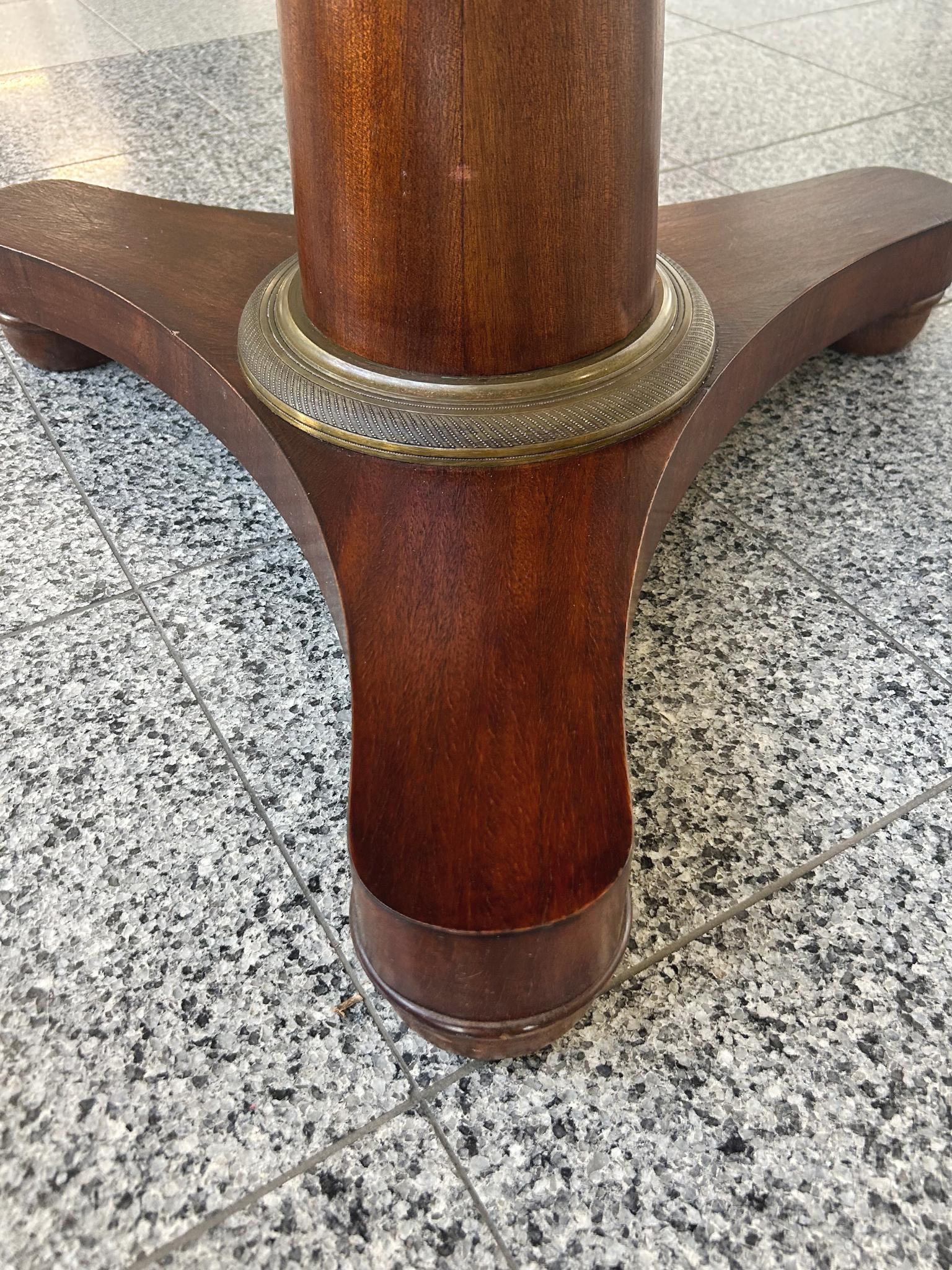 Mesa redonda con pedestal Empire de mármol y caoba en venta 2