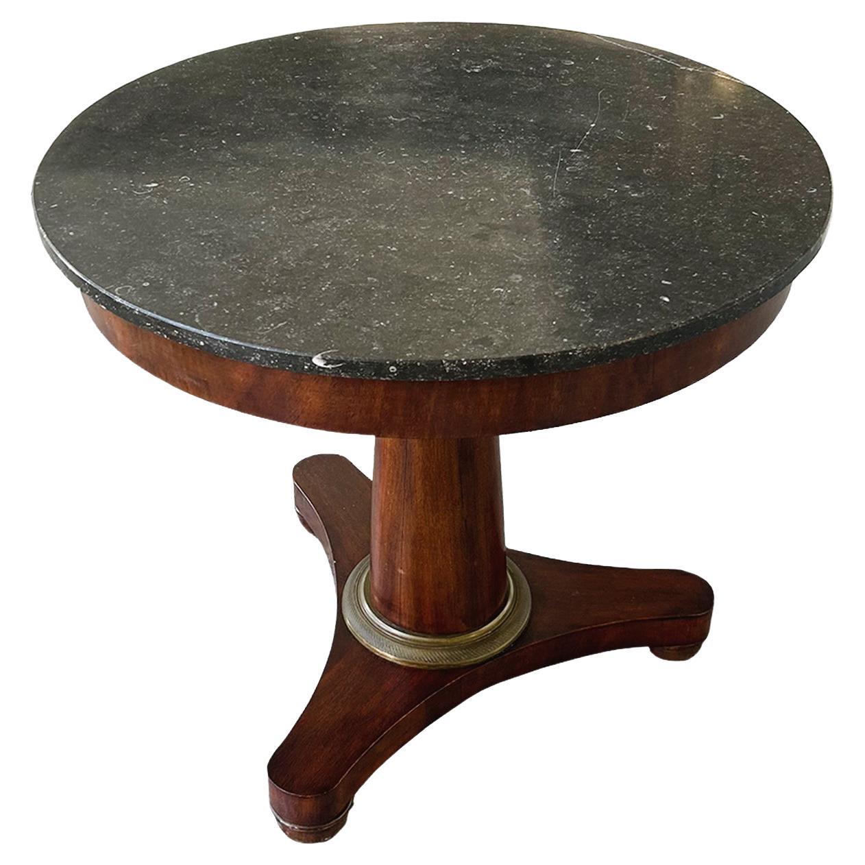 Mesa redonda con pedestal Empire de mármol y caoba en venta
