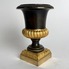 Urna impero in miniatura in bronzo dorato e patinato scuro, anni '20 del XIX secolo
