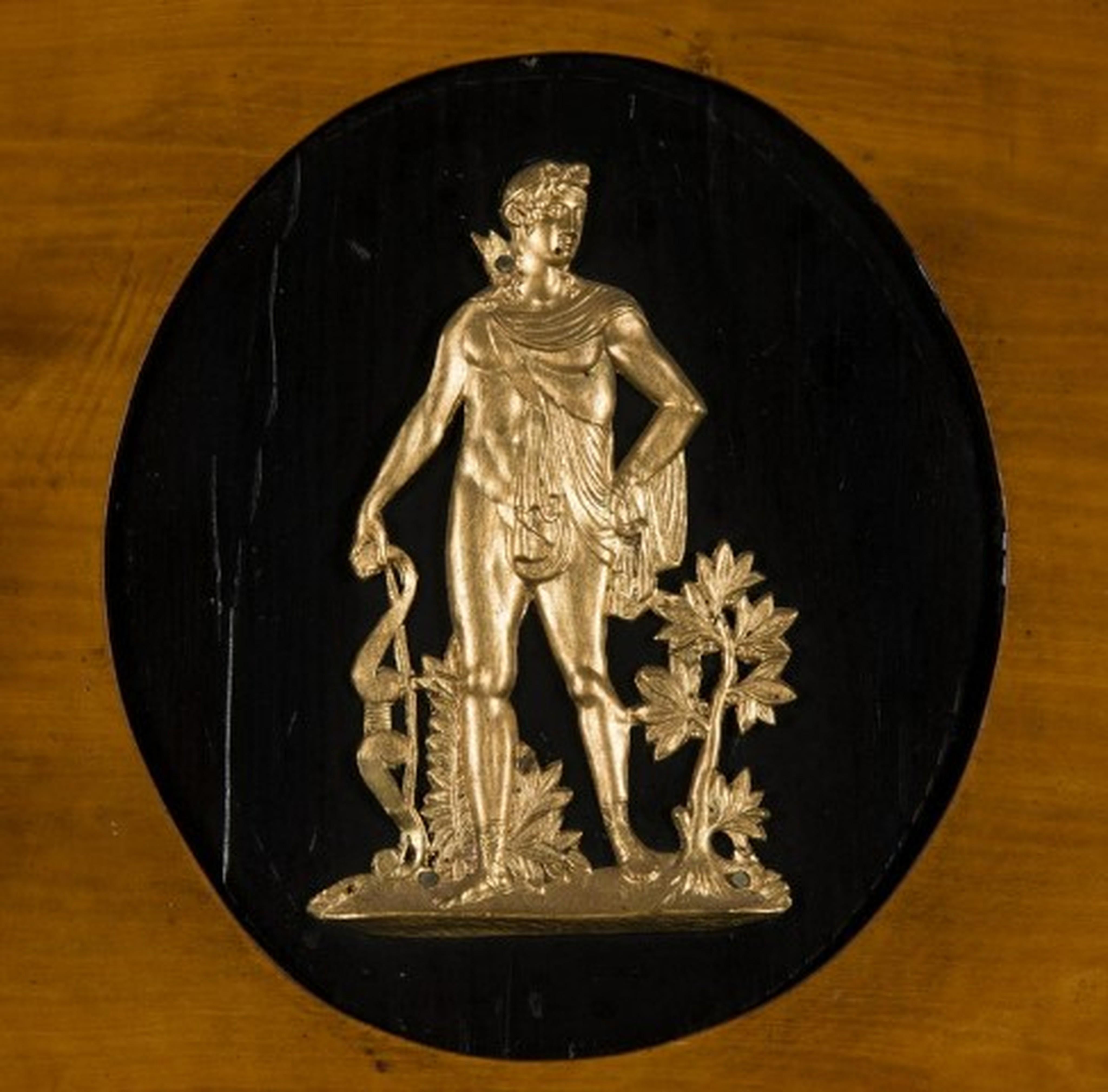 Un miroir du début de l'Empire du 19ème siècle en acajou et naissance.
Placage en acajou et bouleau. Peint en noir avec des décorations en bronze.
  