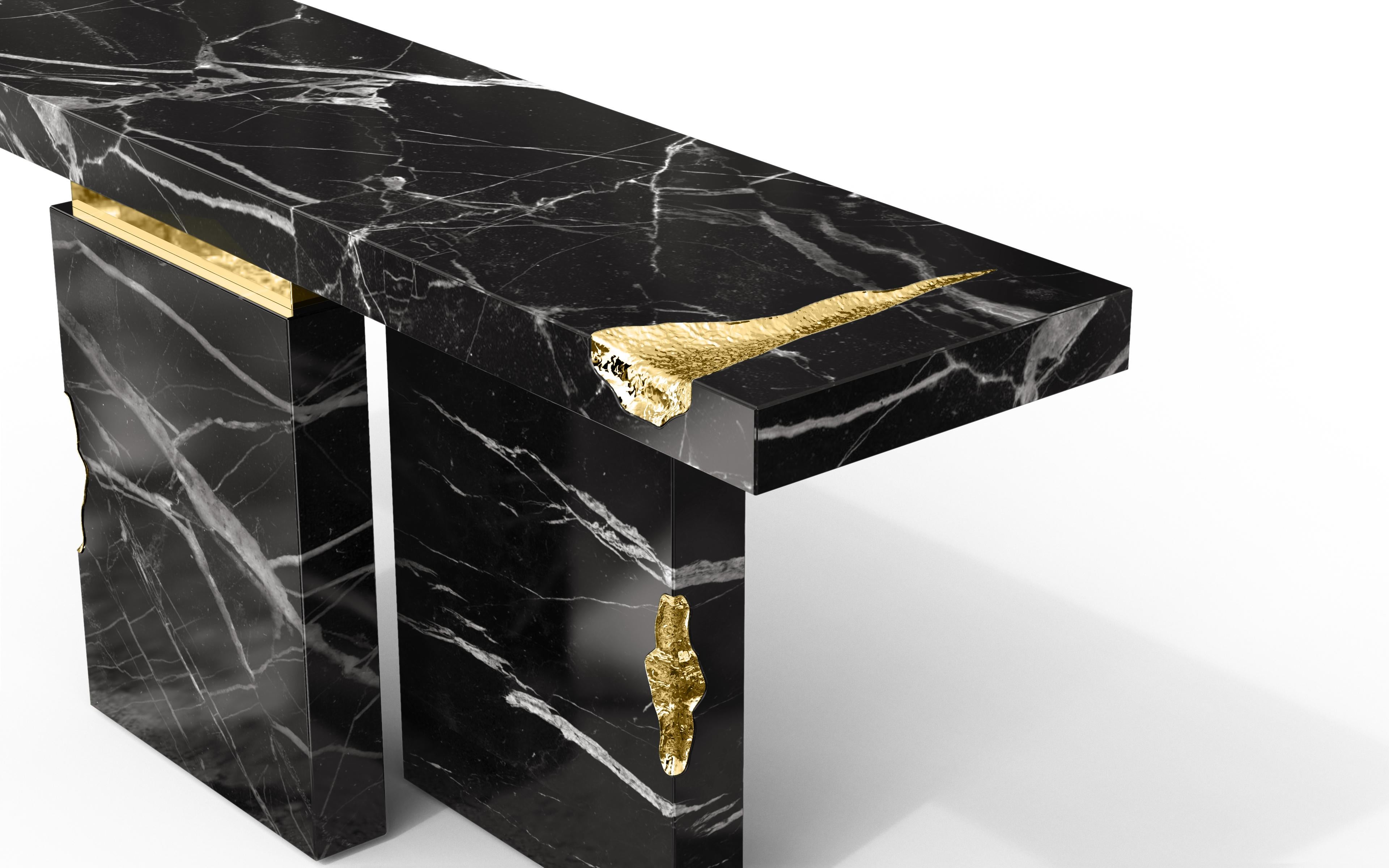 Consola Empire Nero Marquina - Mármol torneado artesanal y latón - Boca Do Lobo Tallado a mano en venta