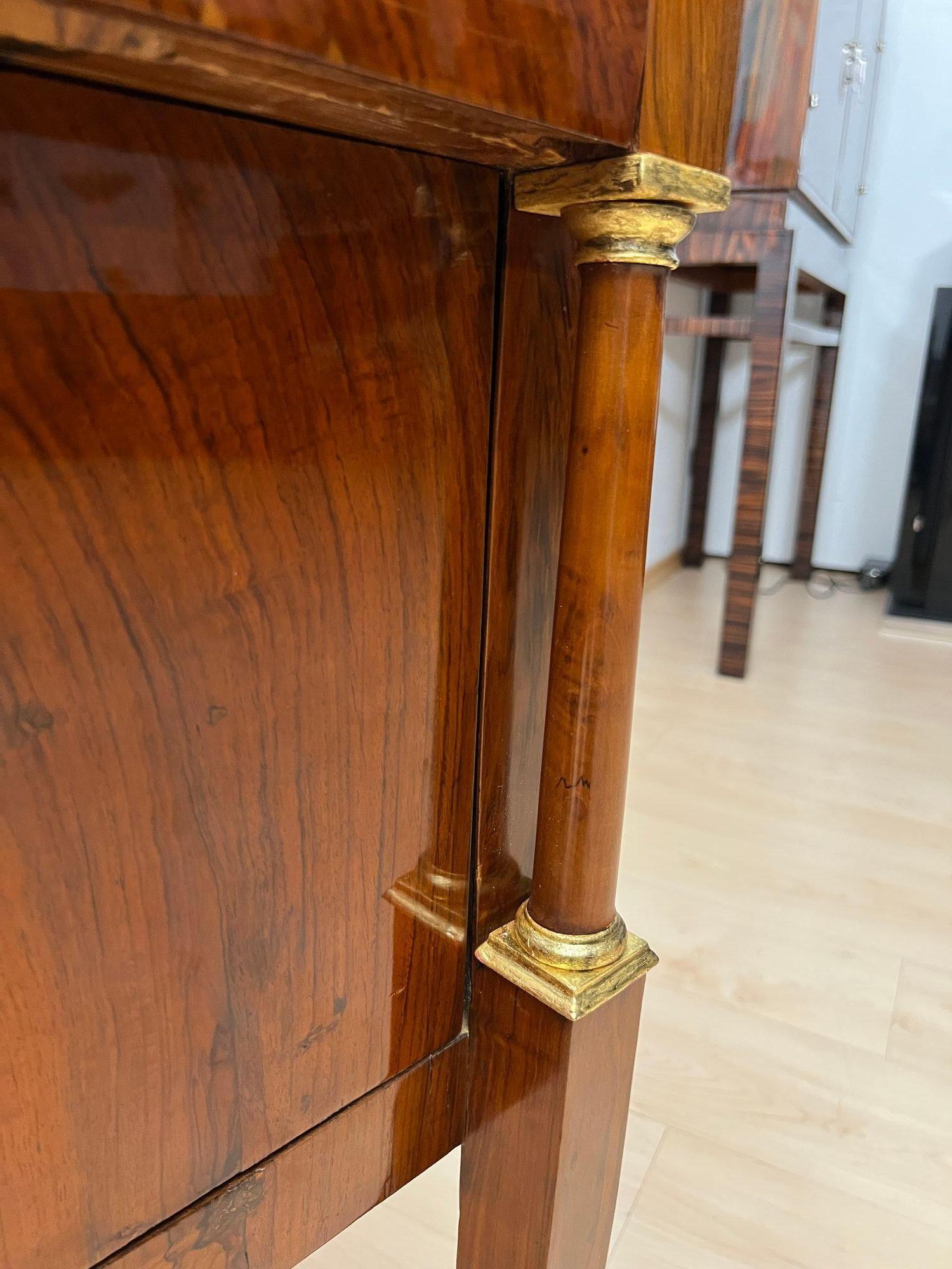 Mesillas de noche imperio, nogal, columnas enteras, pan de oro, latón, Italia, hacia 1810 en venta 7