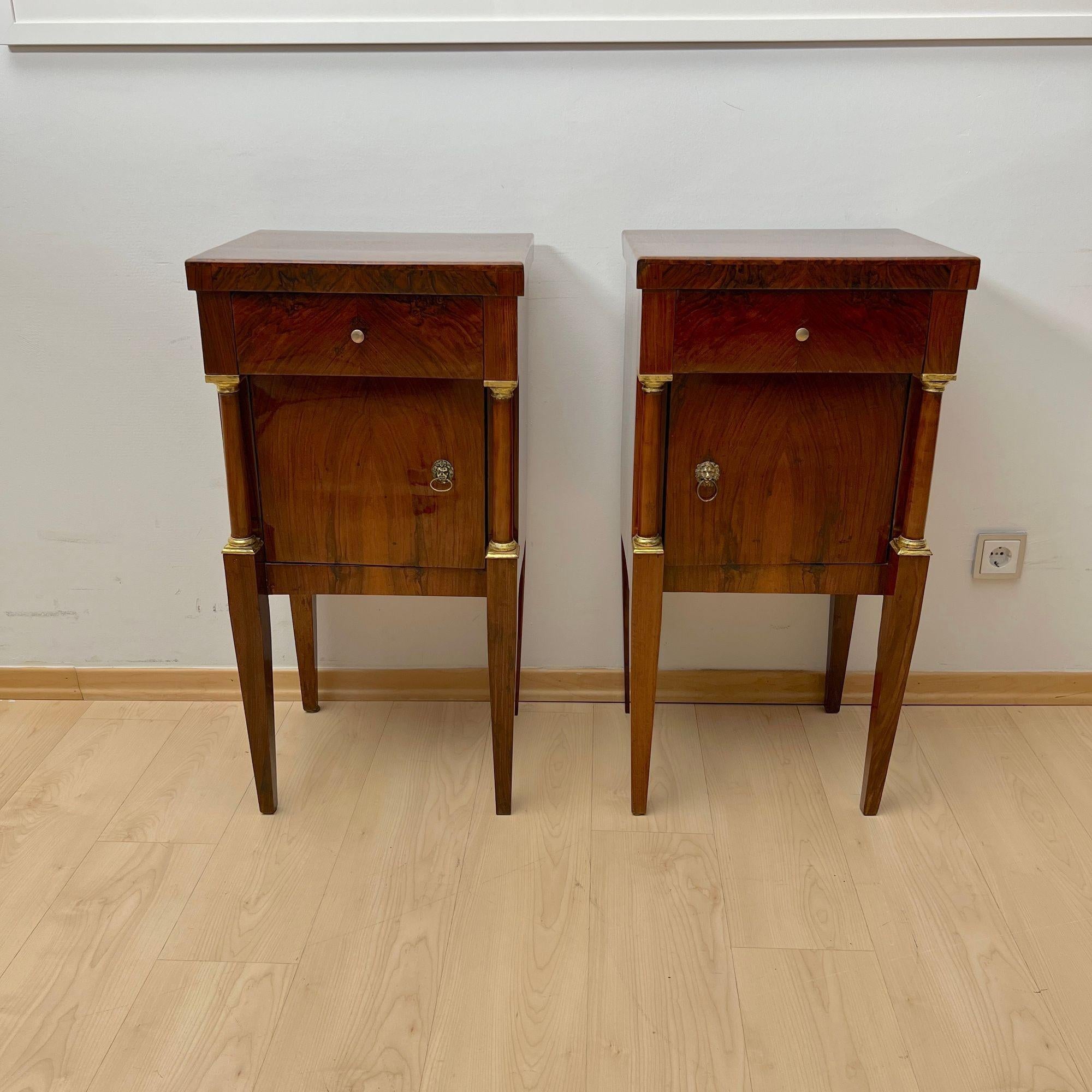Schönes und sehr gut restauriertes Paar venezianischer Empire Nachtkästchen oder Pfeilerschränkchen aus Norditalien um 1810.
Nussbaum, furniert auf Weichholz und Nussbaum massiv. Je zwei Vollsäure mit Blattvergoldeten Kapitellen und Basen. Unten je